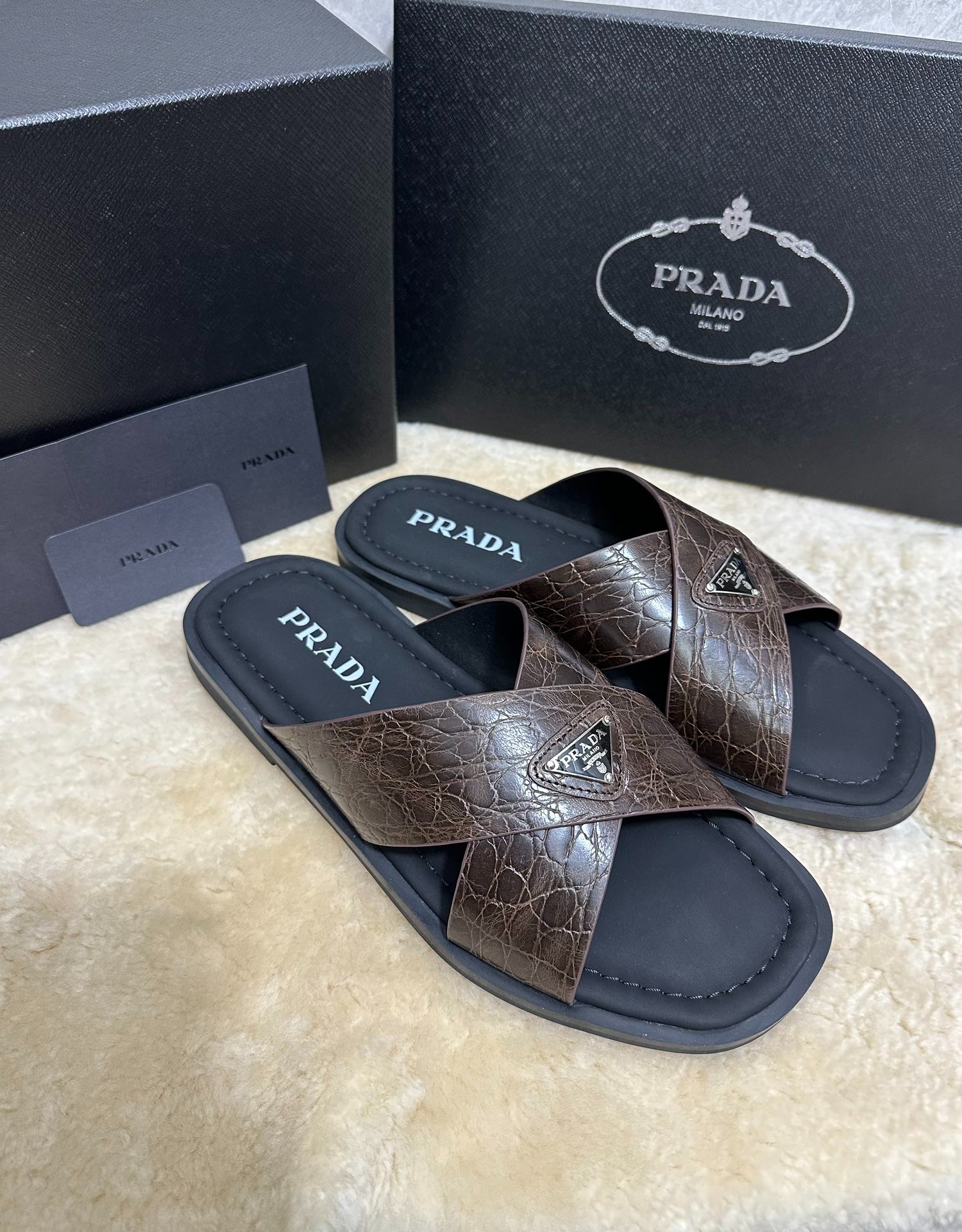 프라다 사피아노 퀴르 남자 샌들