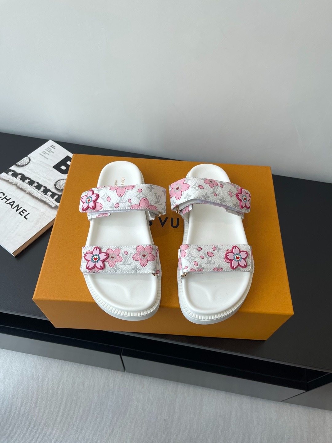 루이비통 봄여름 신상 콜라보레이션 슬리퍼