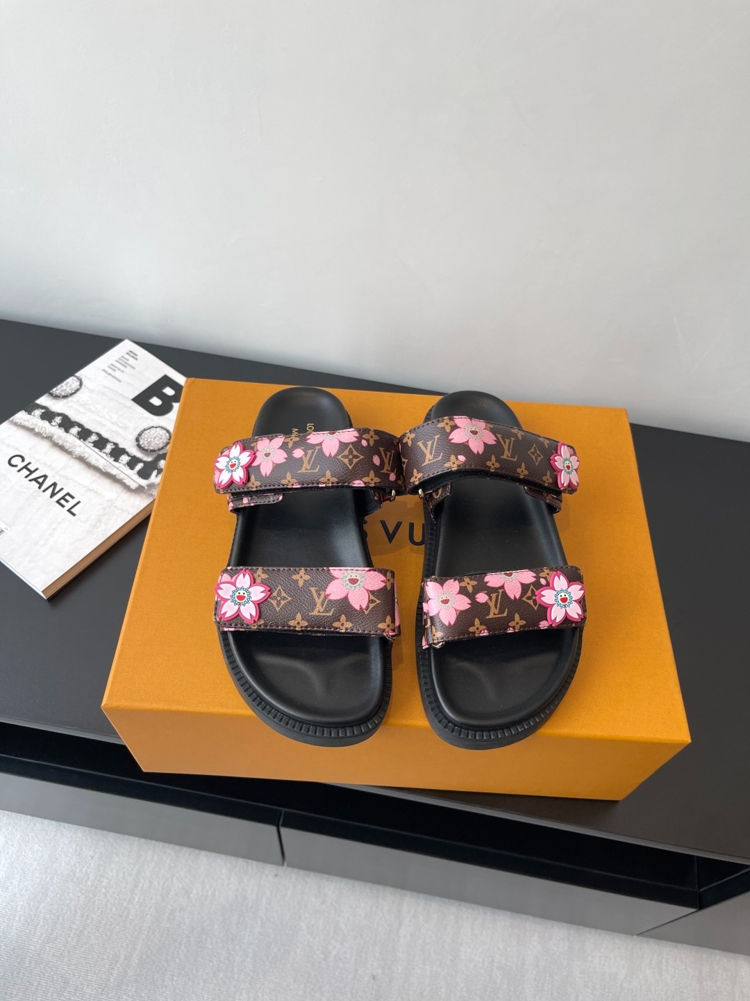 루이비통 봄여름 신상 콜라보레이션 슬리퍼