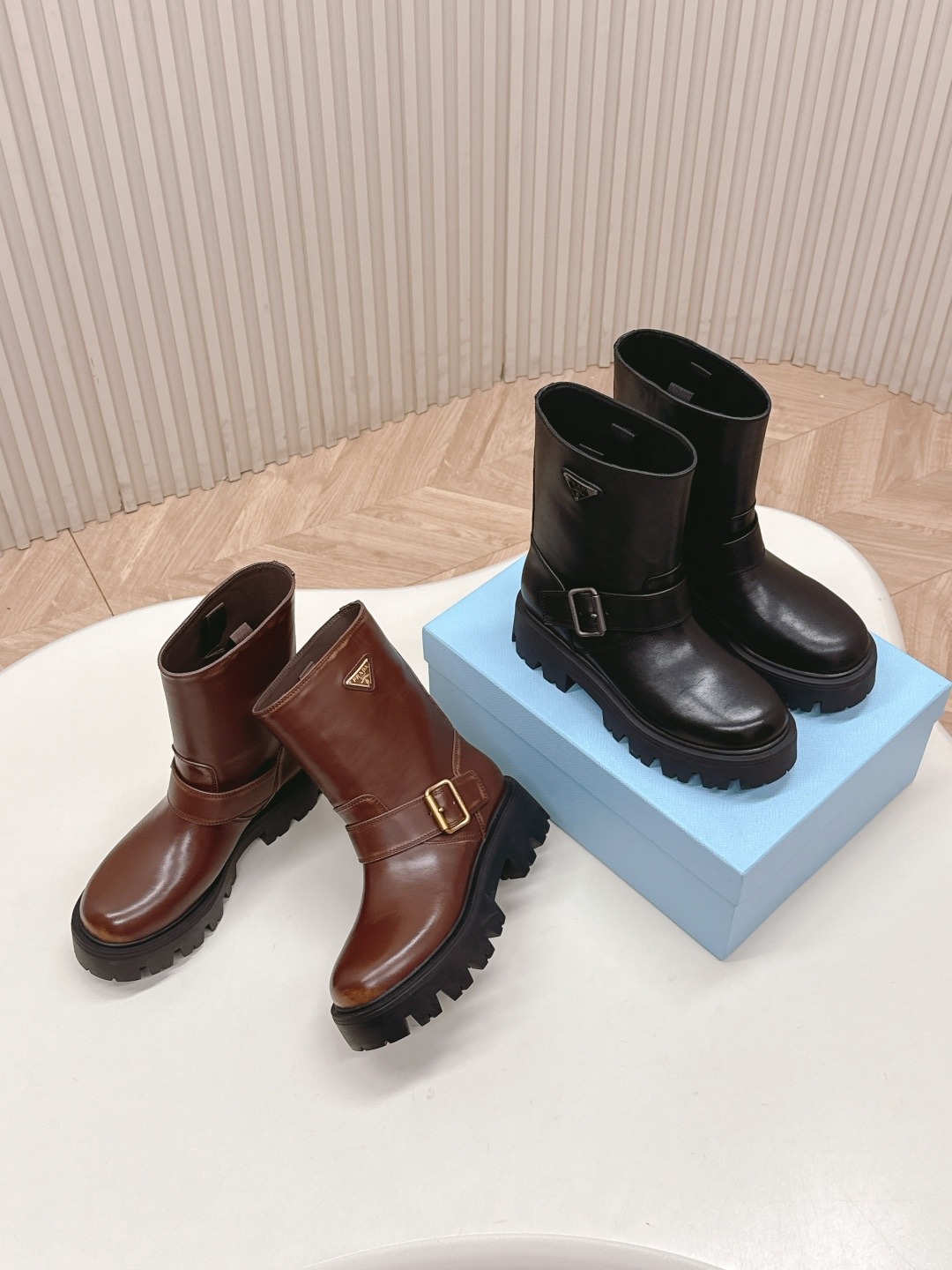 프라다 클래식 앵클 부츠컷