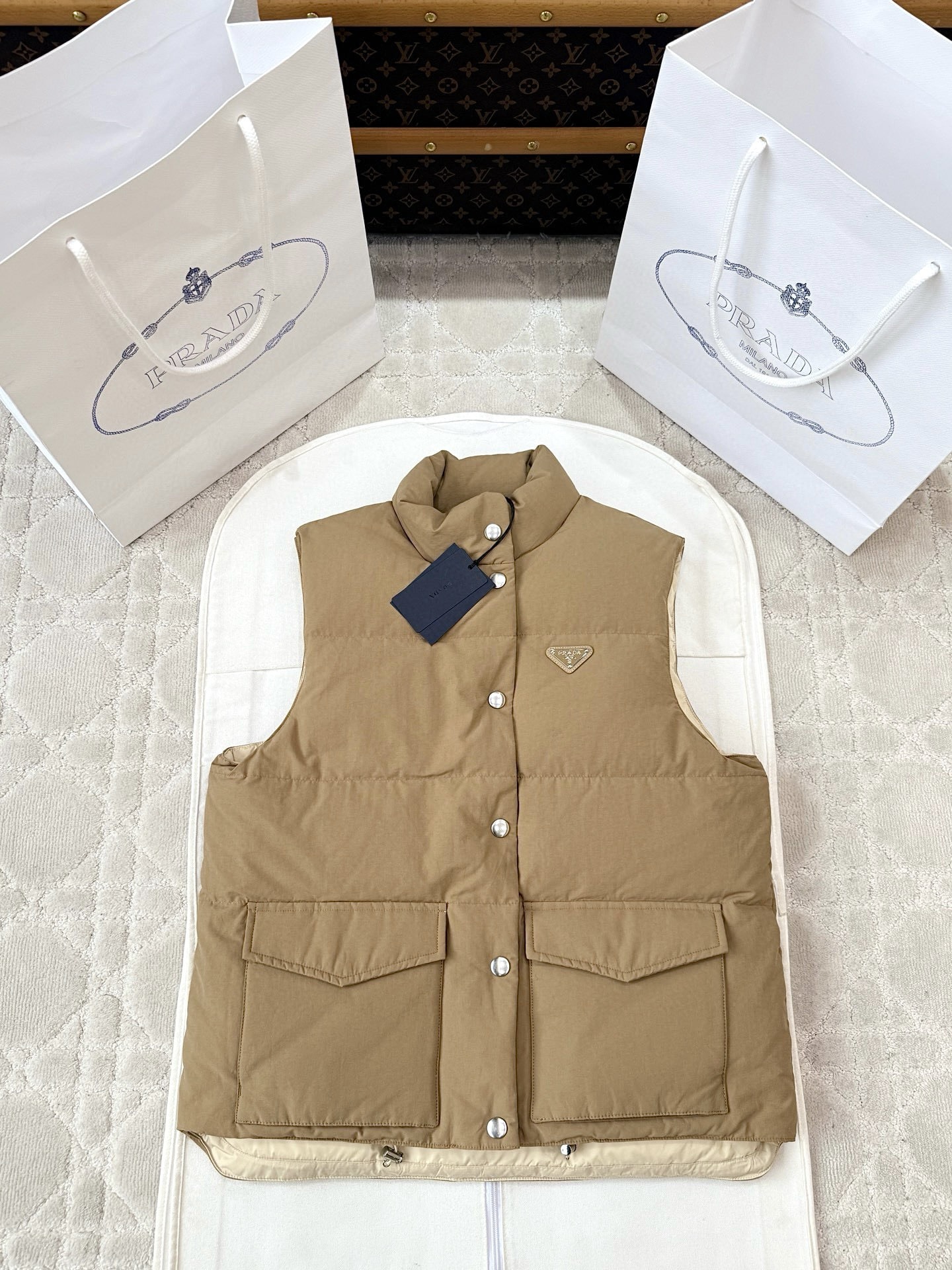 프라다 신상 스트링 다운 베스트