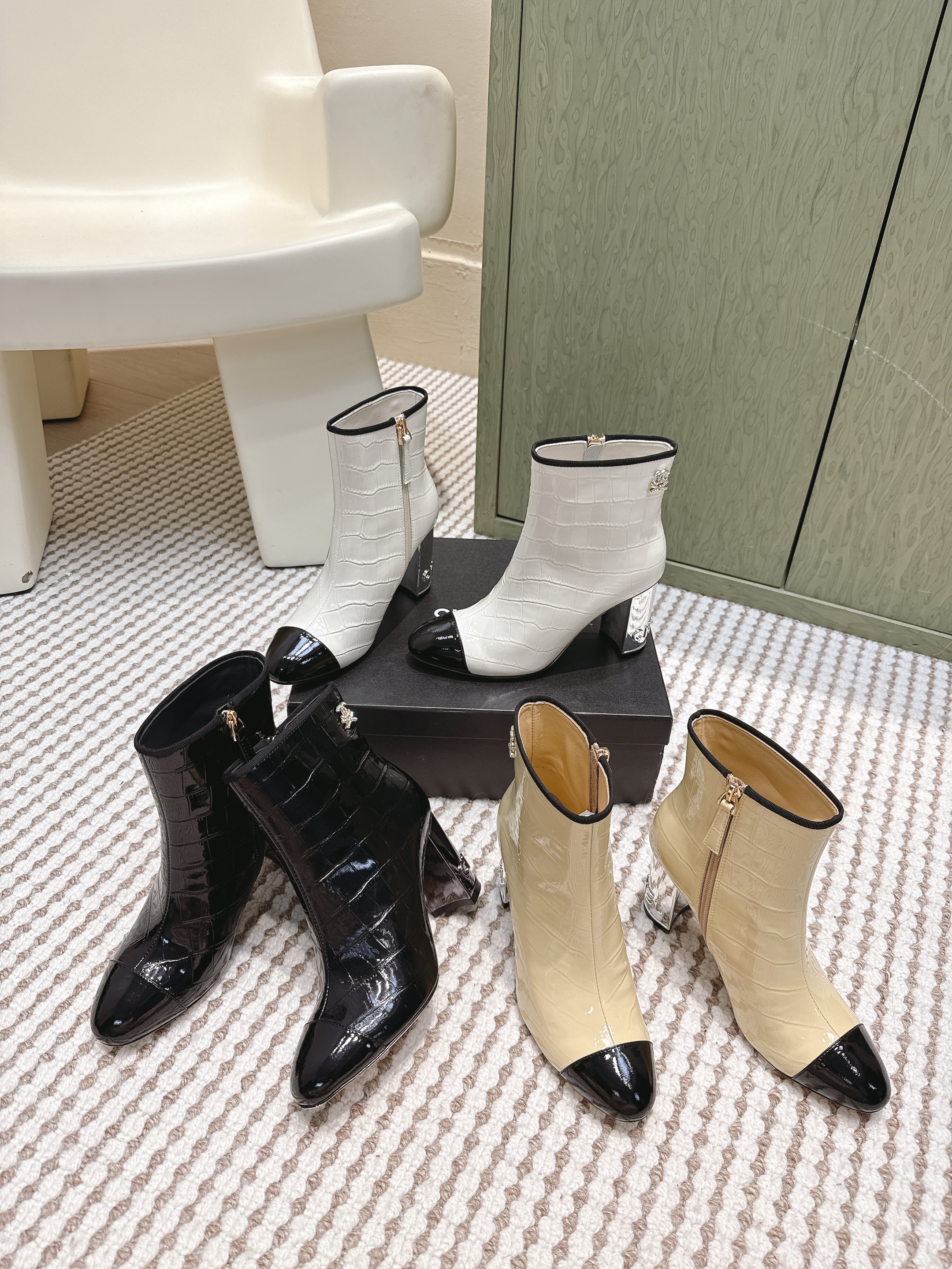 샤넬 투톤 배색 앵클부츠