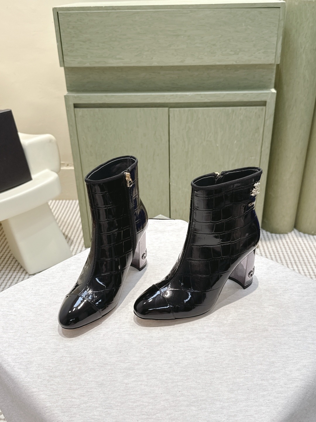 샤넬 투톤 배색 앵클부츠