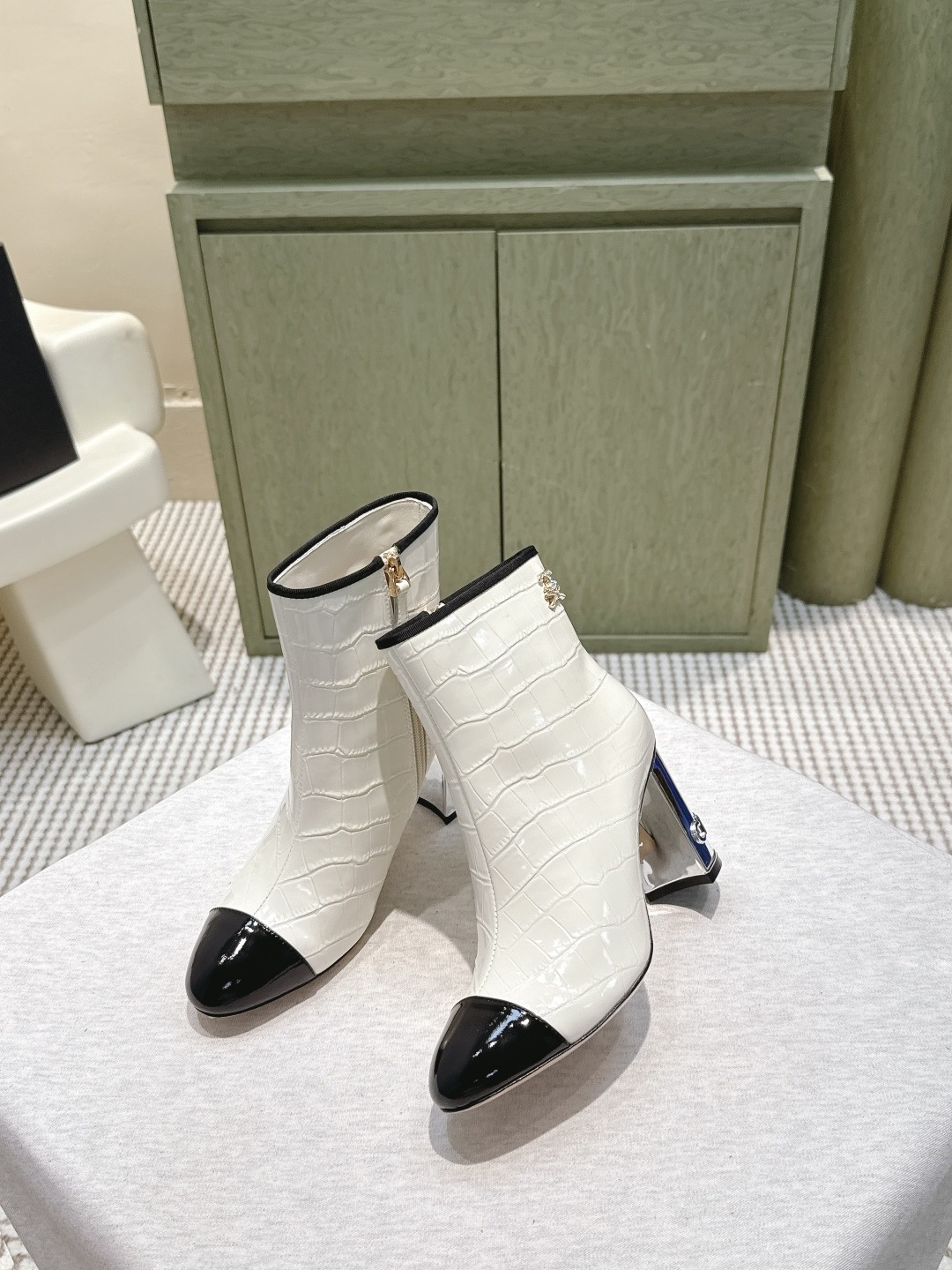 샤넬 투톤 배색 앵클부츠