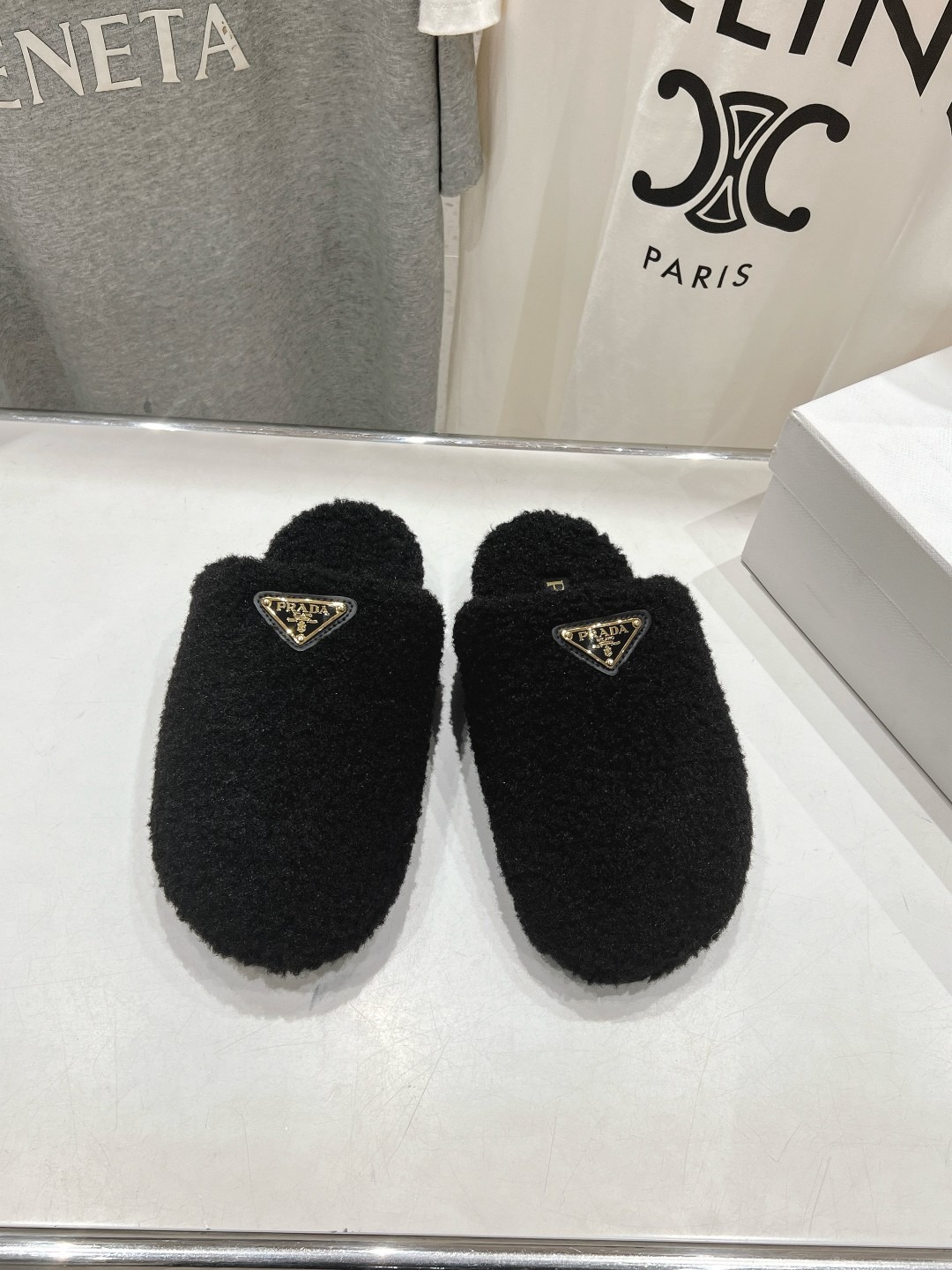 프라다 25ss 신상 양털 슬리퍼