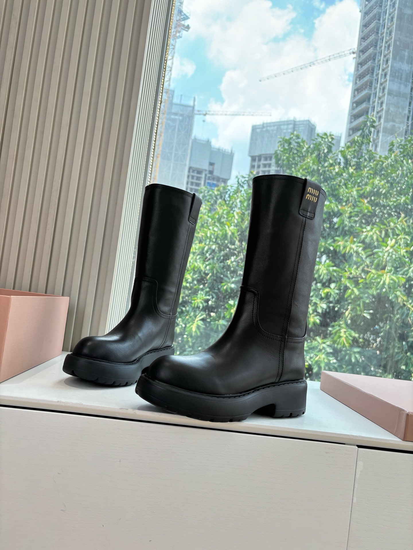 미우미우 25 신상 통굽 라이더 부츠
