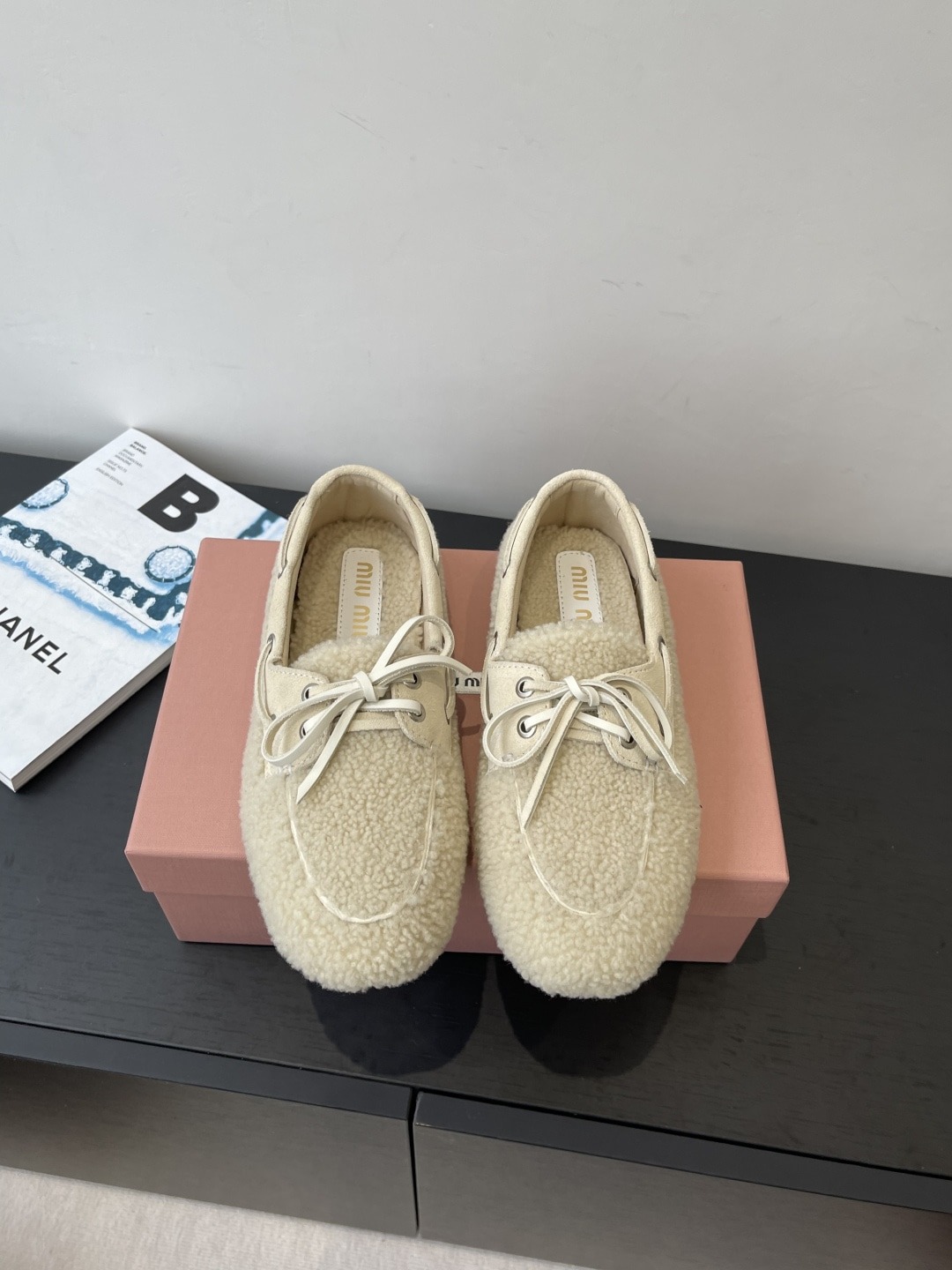 미우미우 25ss 신상 퍼 로퍼