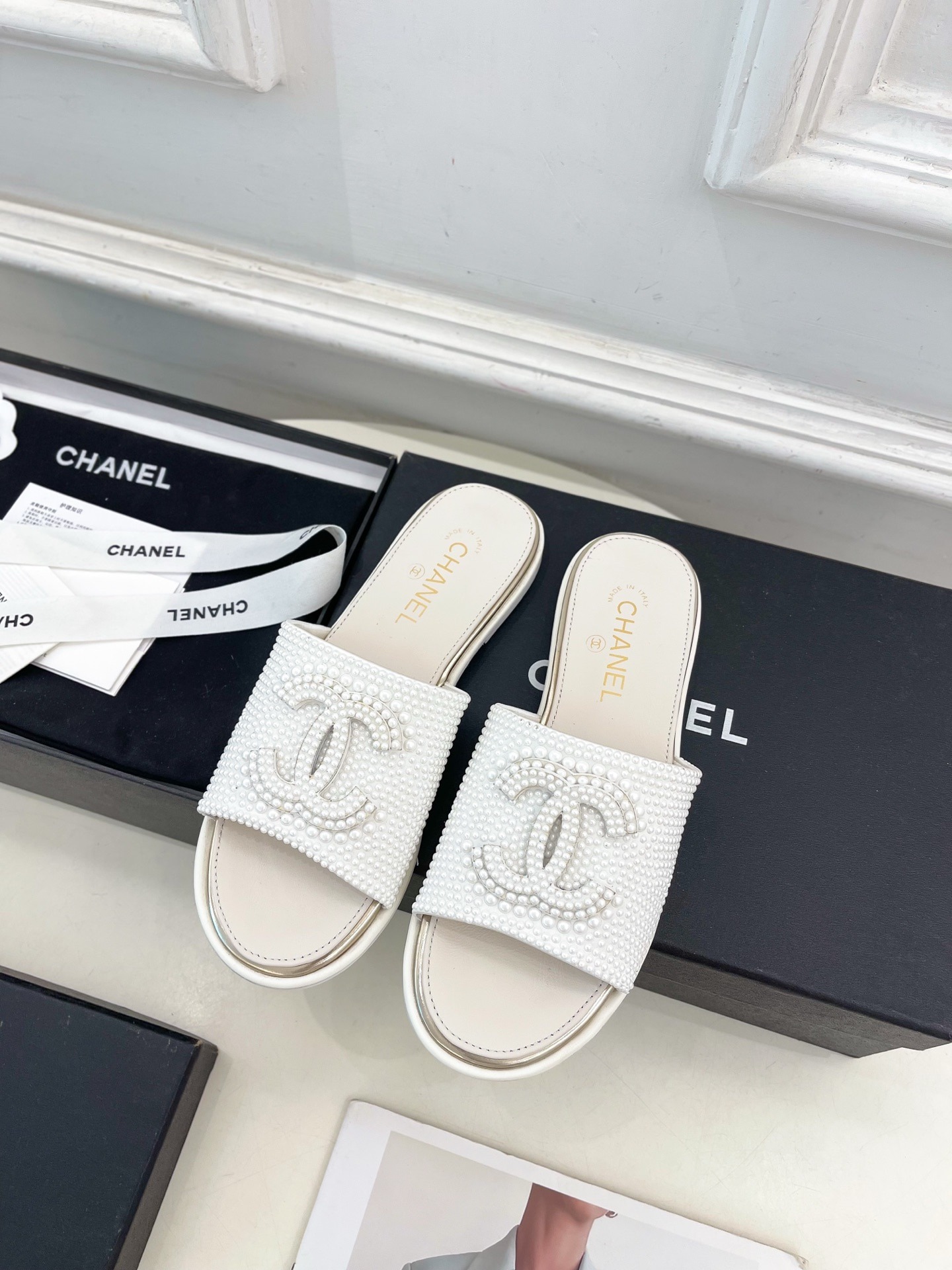 샤넬 25? 춘하 신상 진주 더블 C 플랫 슬리퍼