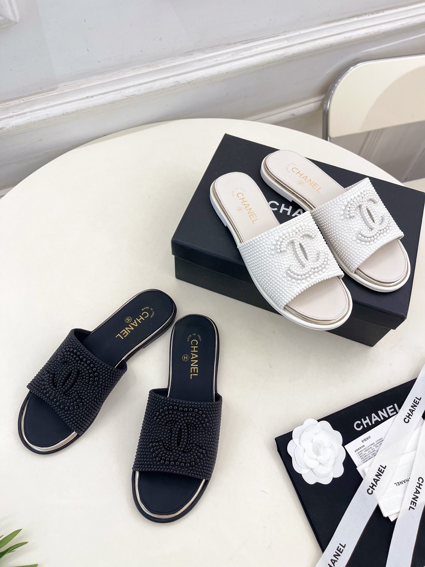 샤넬 25? 춘하 신상 진주 더블 C 플랫 슬리퍼
