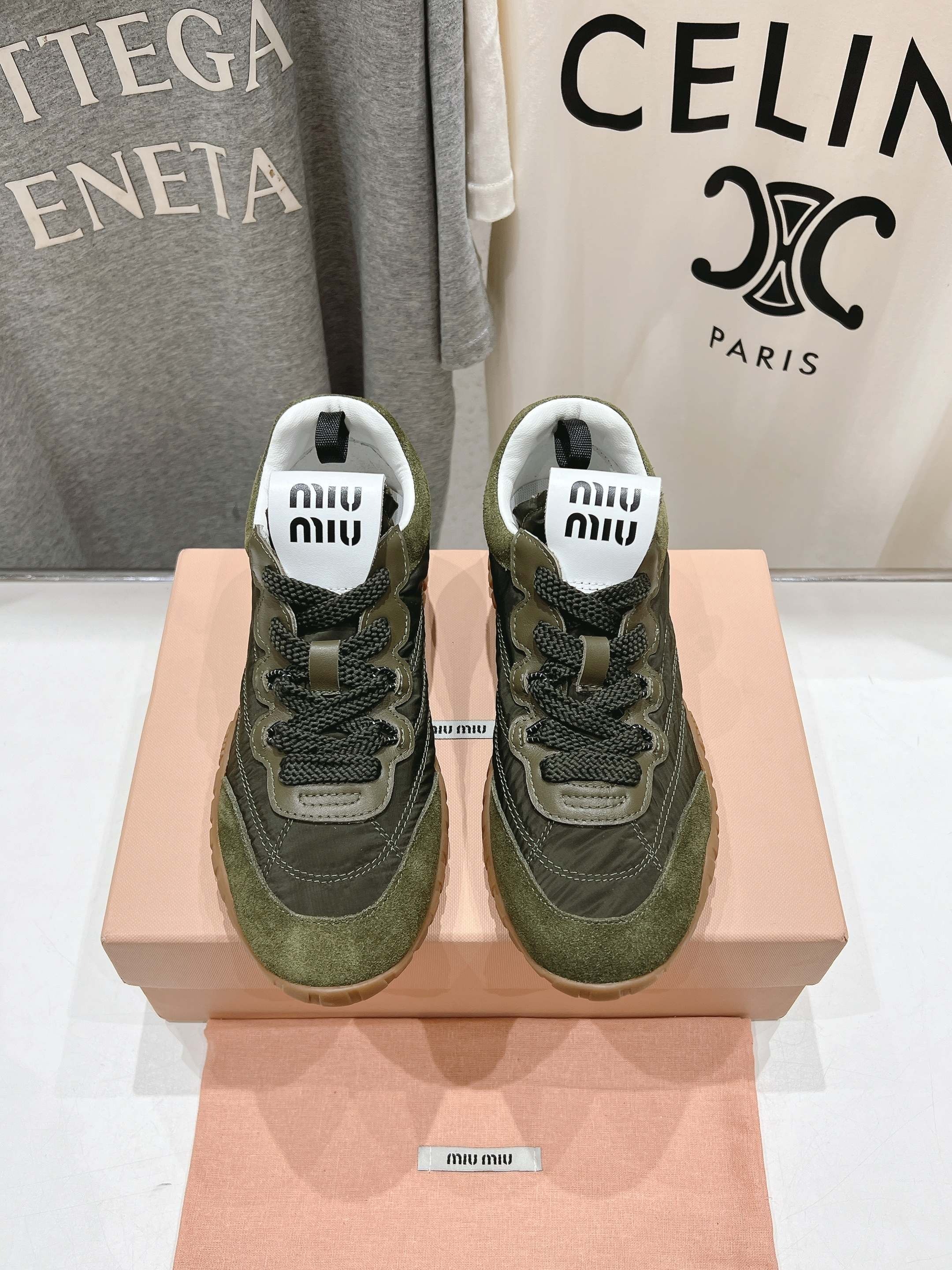 미우미우 2025ss 최신형 통굽 스니커즈