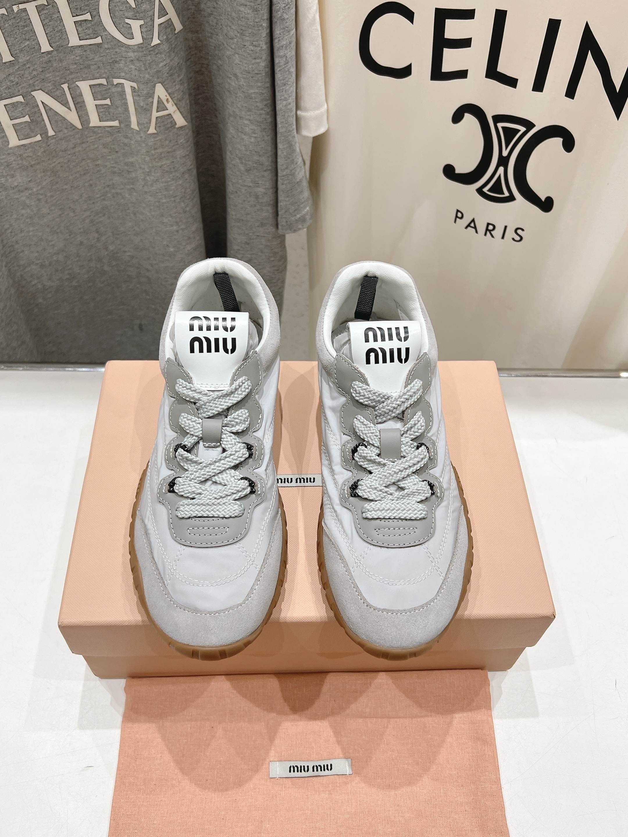 미우미우 2025ss 최신형 통굽 스니커즈