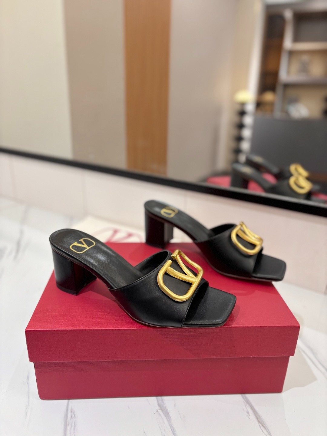 발렌티노 신상 버클 슬리퍼