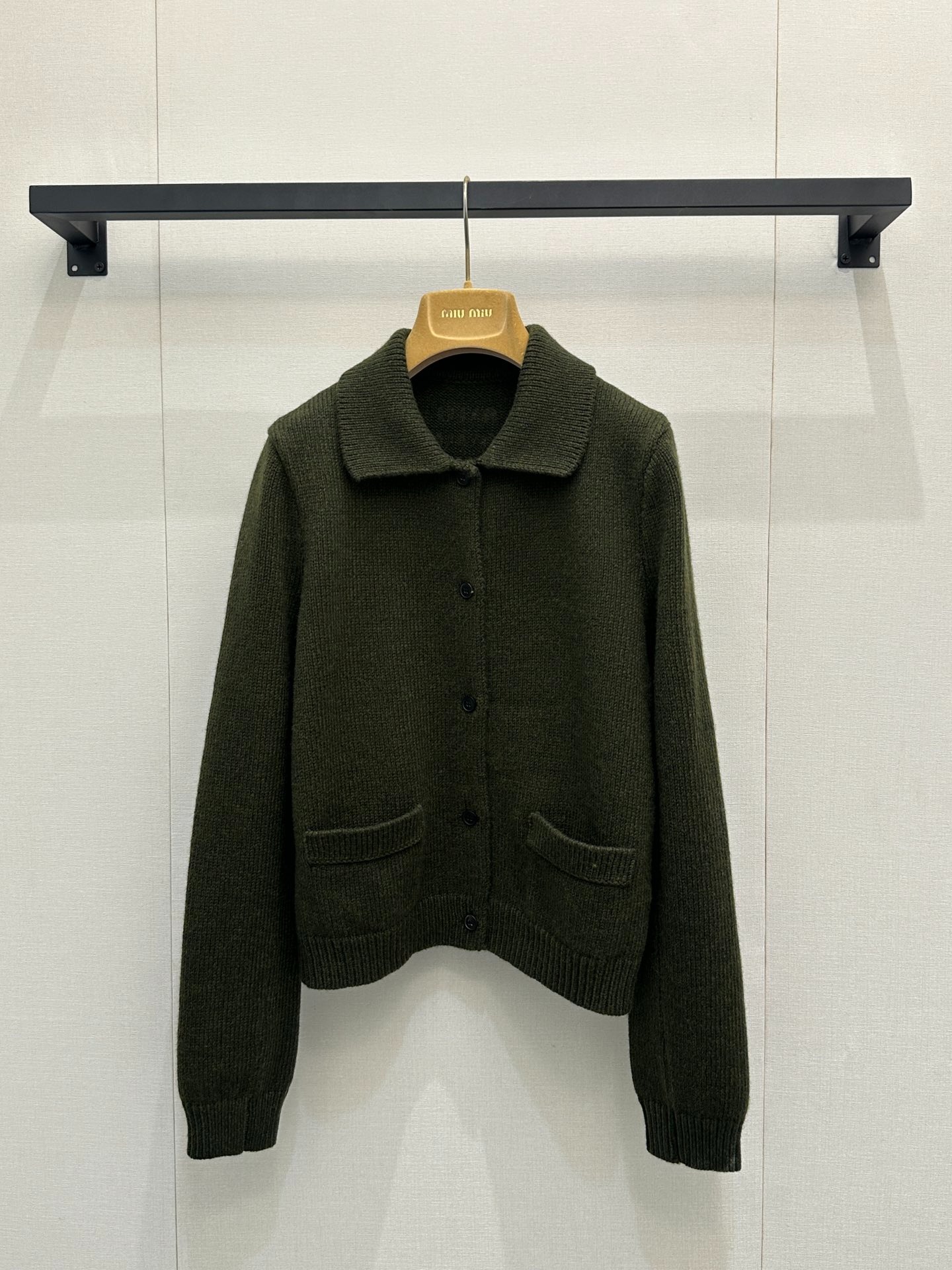 미우미우 신상 레터링 터틀넥 가디건