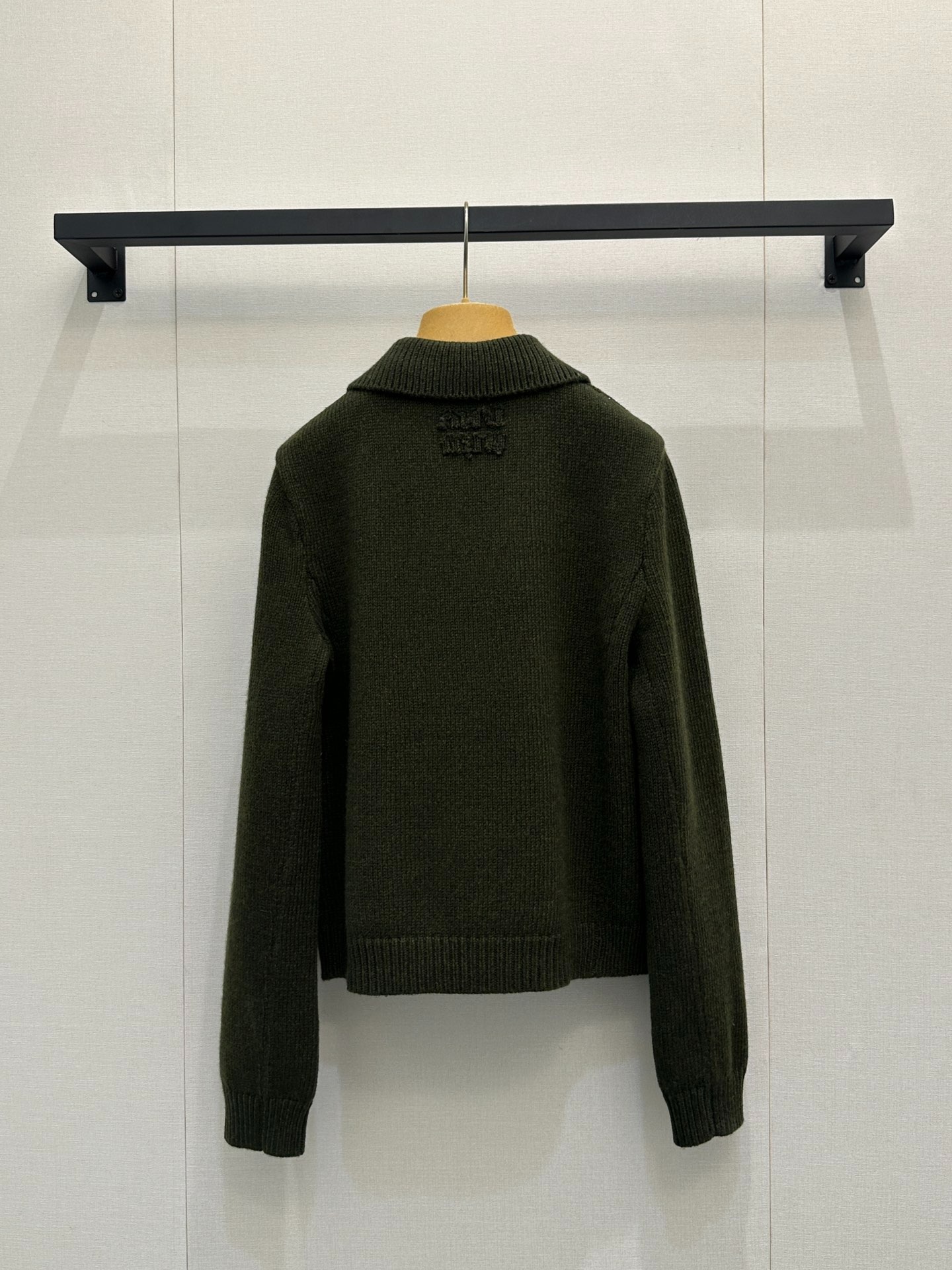 미우미우 신상 레터링 터틀넥 가디건