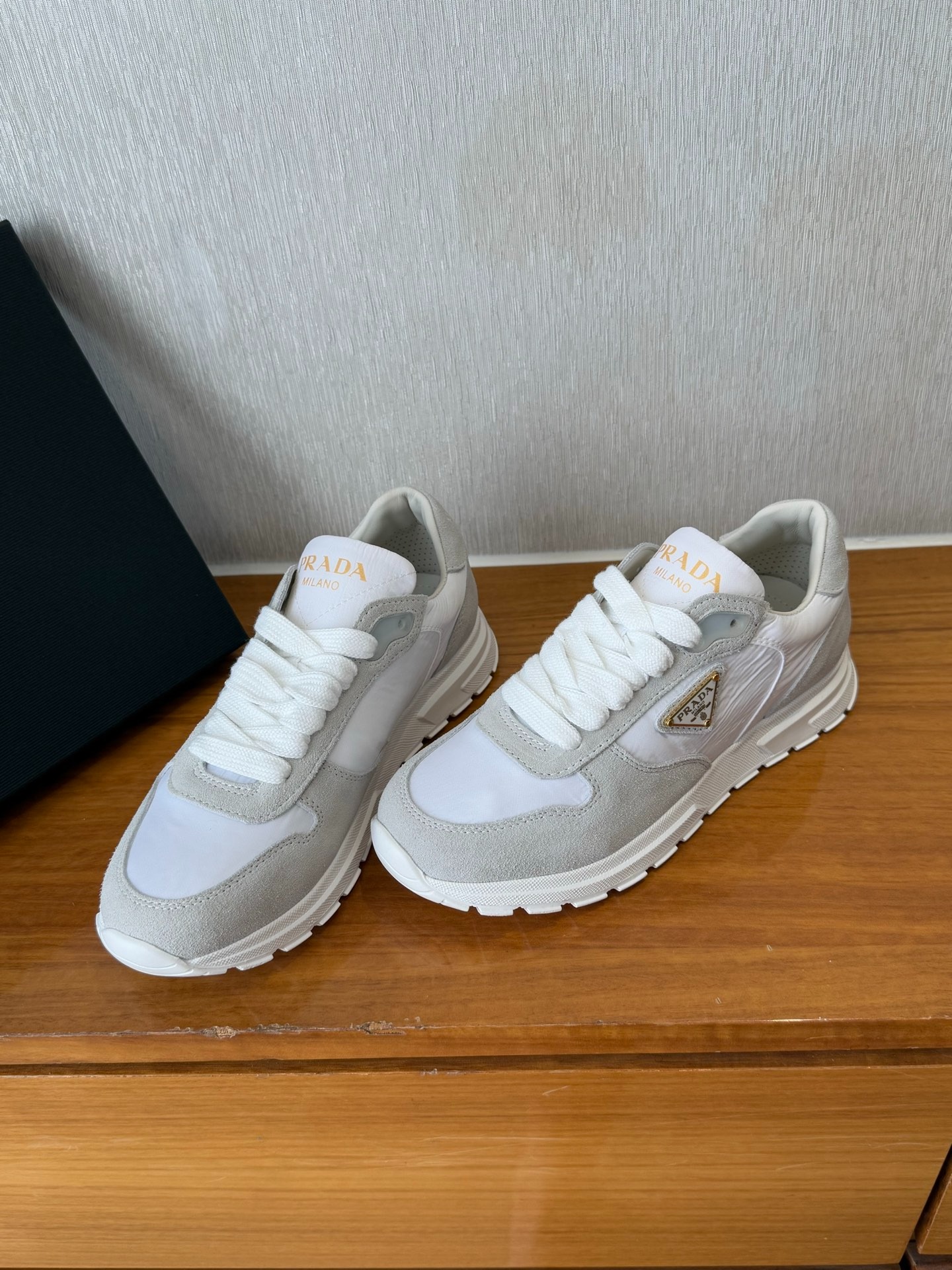 프라다  봄여름 삼각 로고 스니커즈