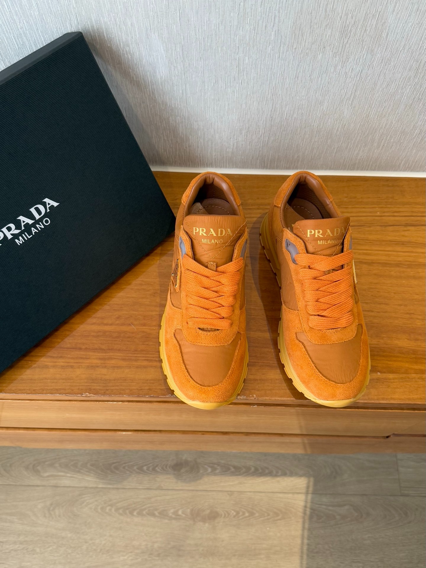 프라다  봄여름 삼각 로고 스니커즈