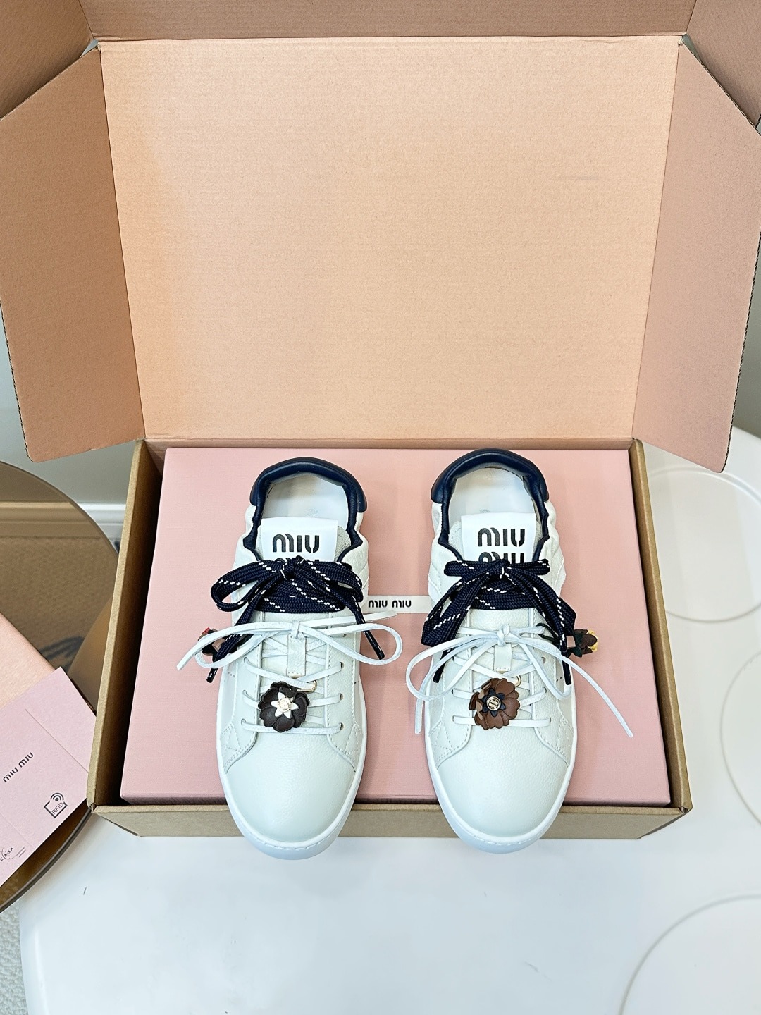 미우미우 25K 신상 스트랩 통굽 스니커즈