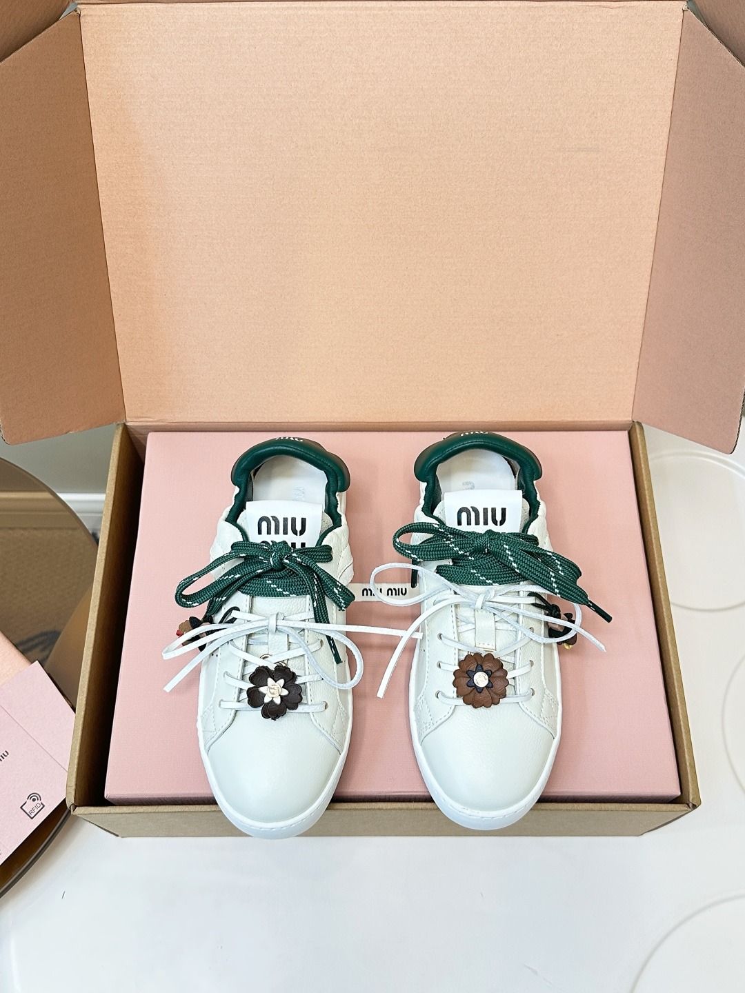 미우미우 25K 신상 스트랩 통굽 스니커즈