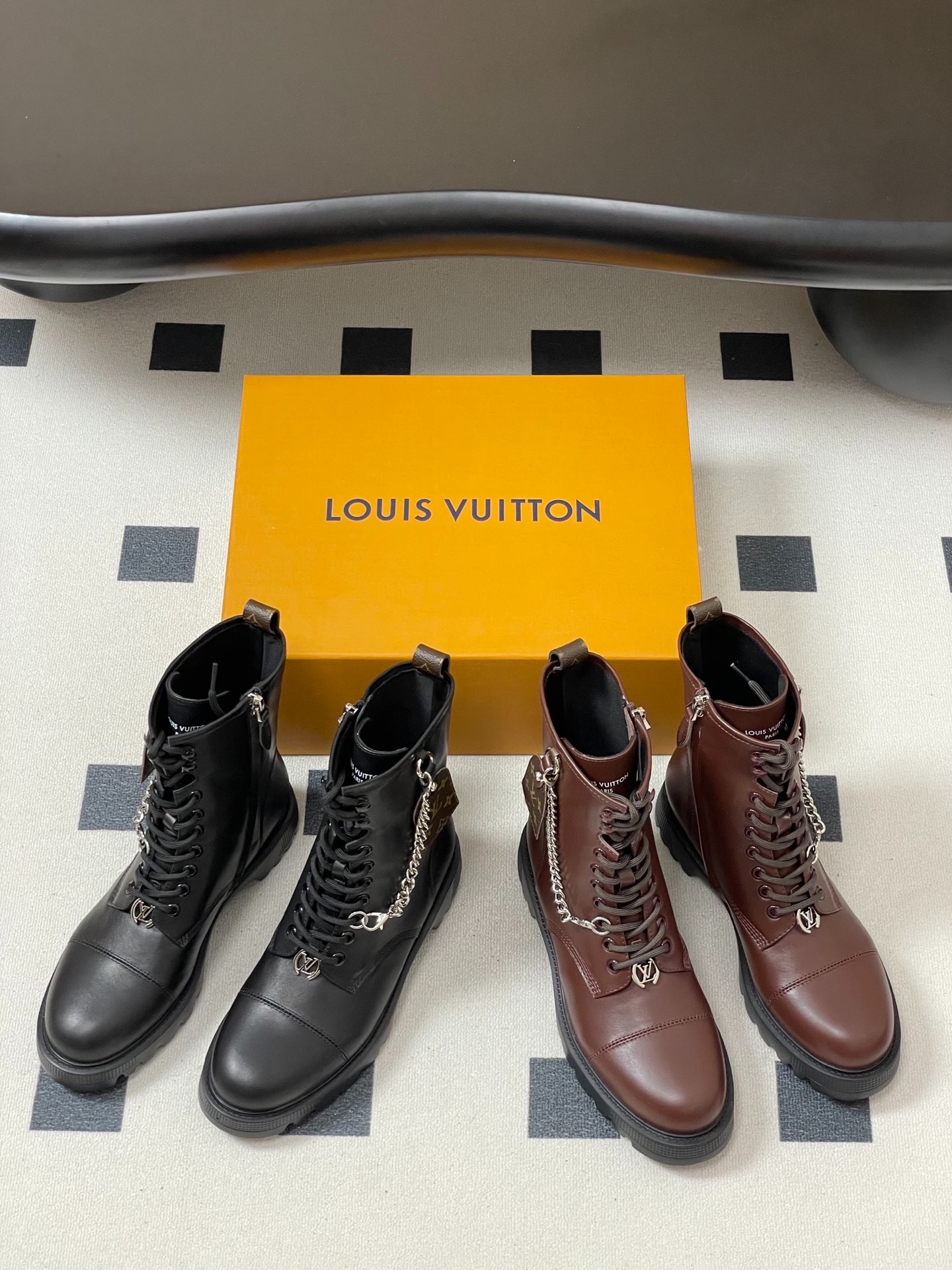 루이비통 통굽 사이드지퍼 워커