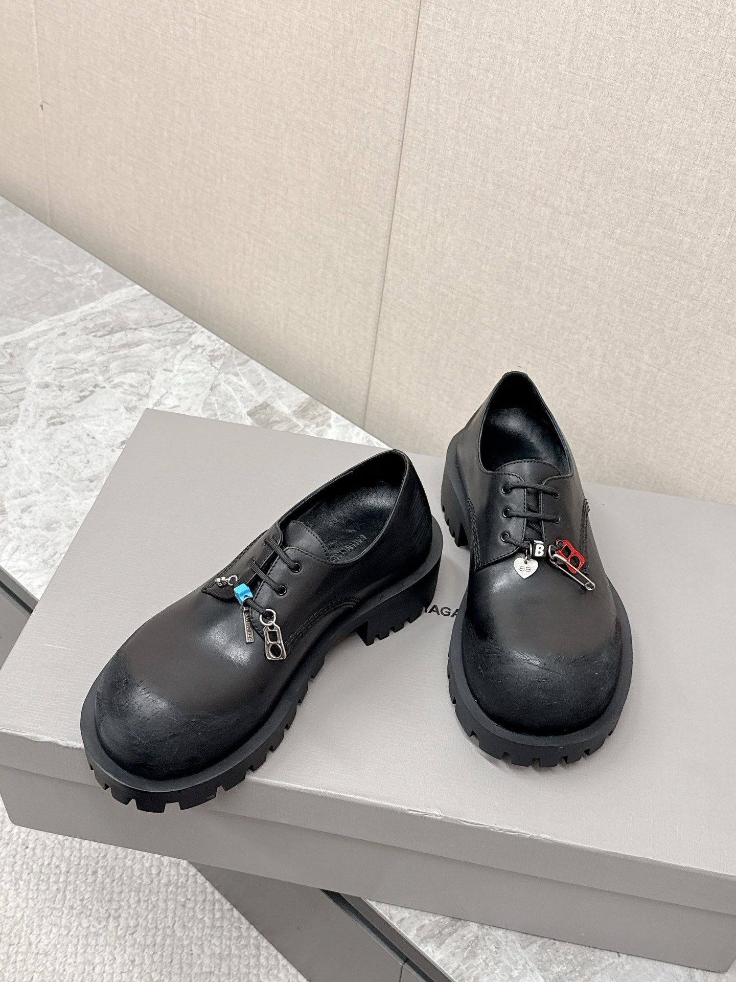 발렌시아가 신상 로퍼