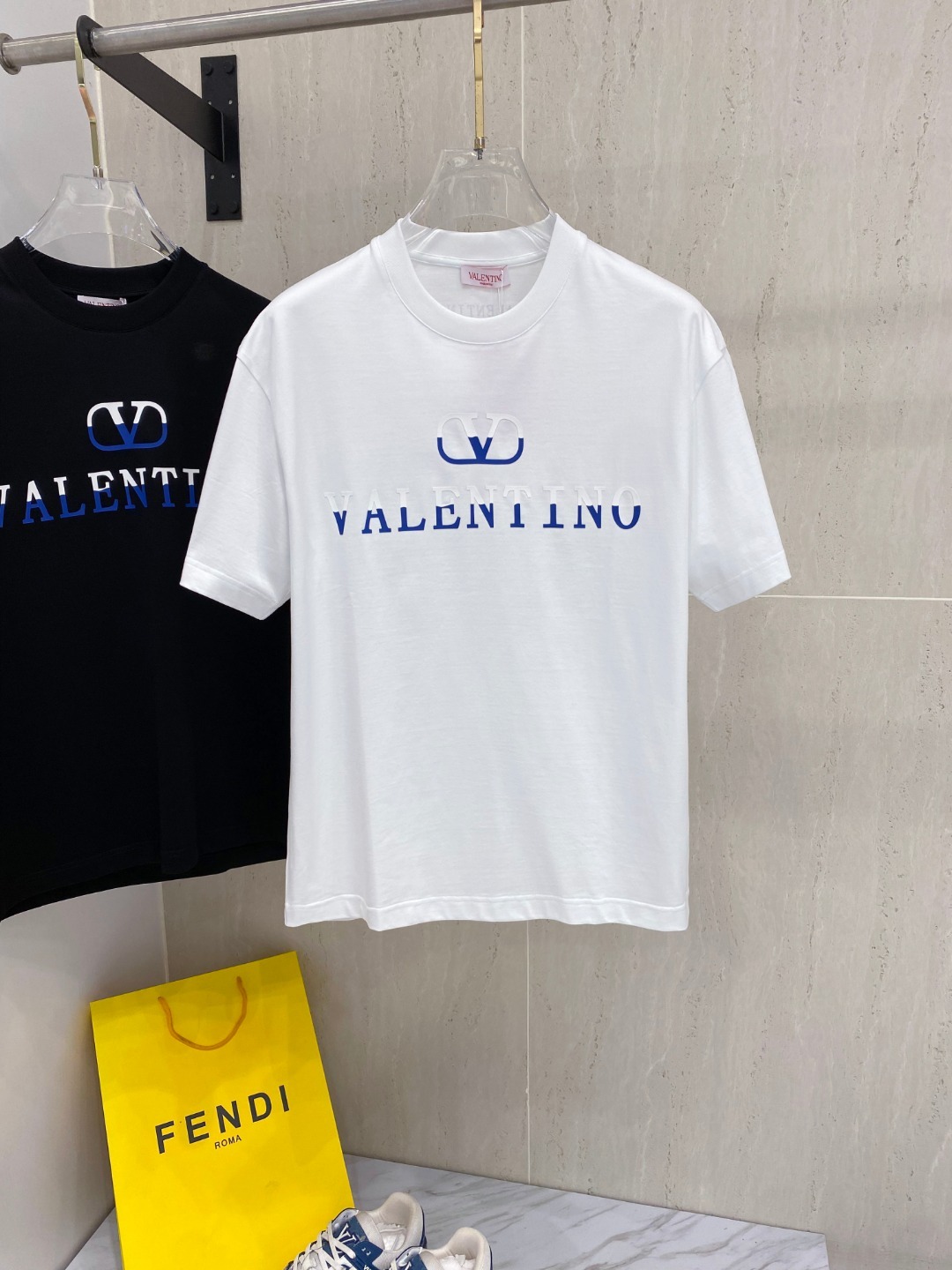 발렌티노 25 봄여름 신상 라운드 티셔츠