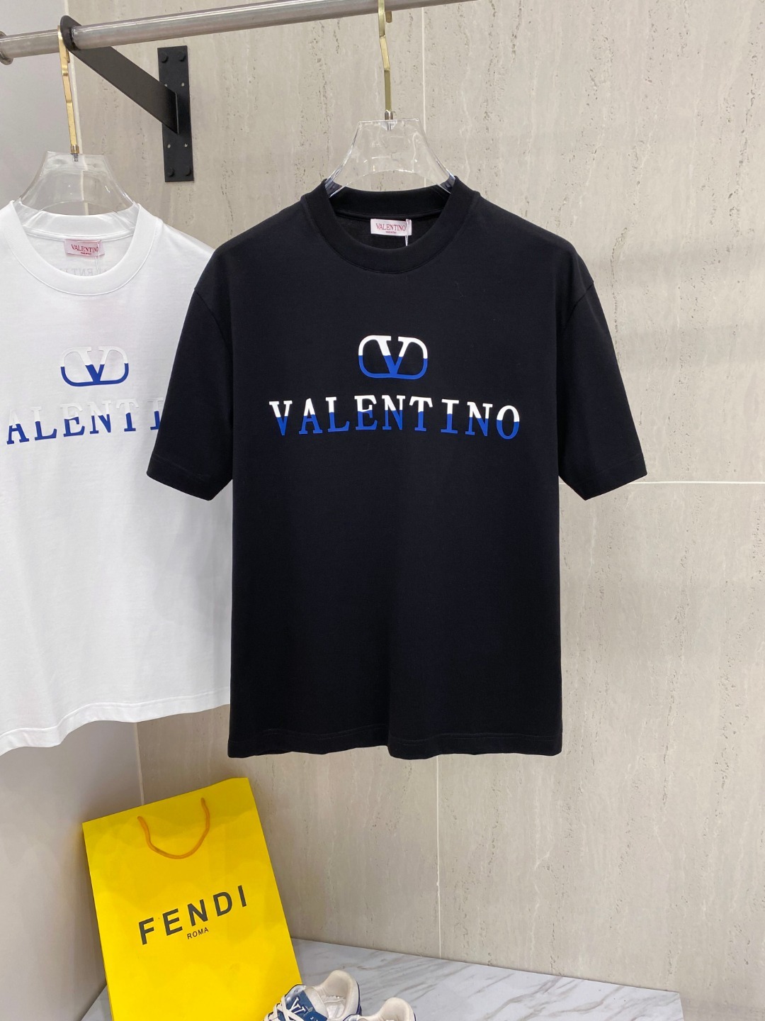 발렌티노 25 봄여름 신상 라운드 티셔츠