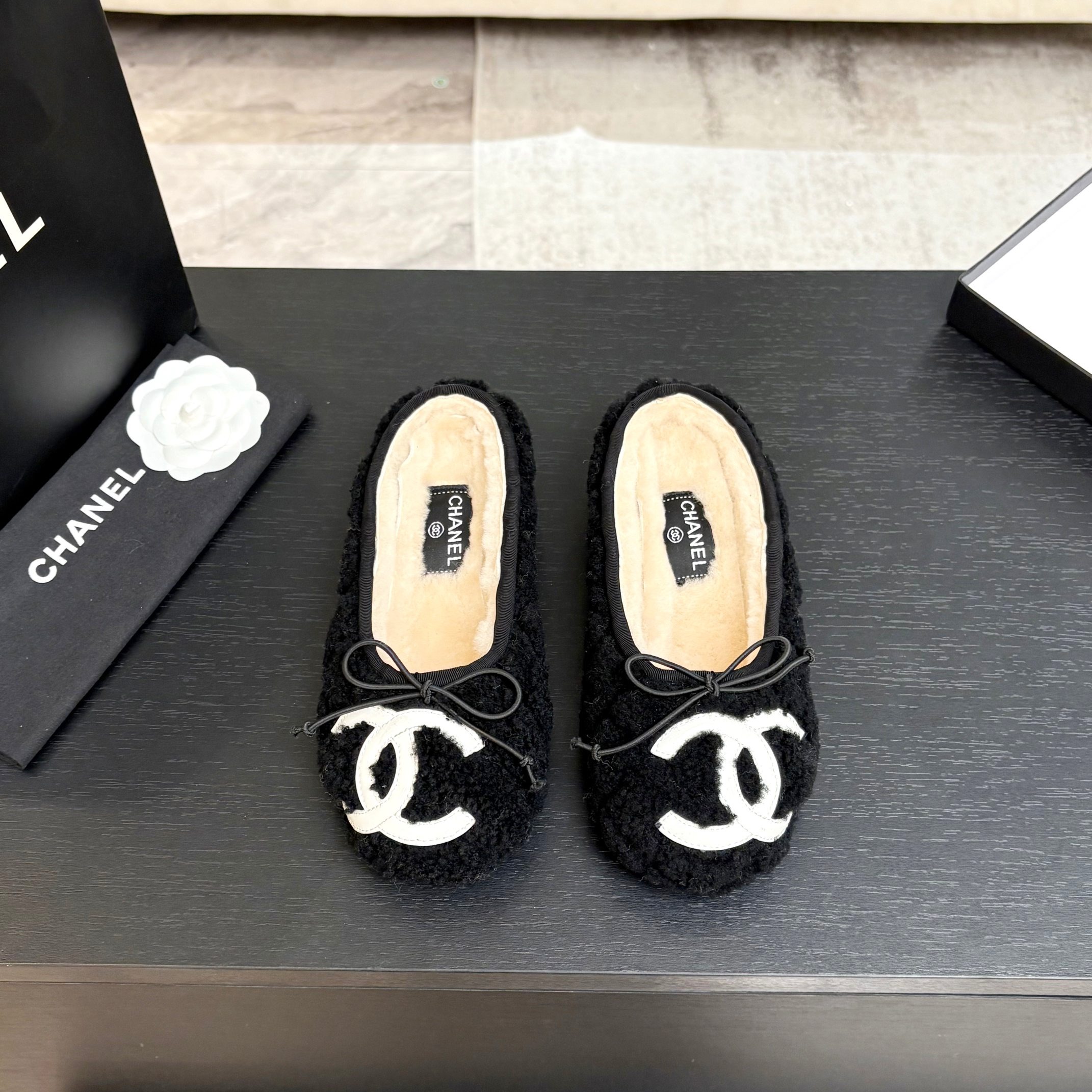 샤넬 25K 신상 양털 세미슬리퍼