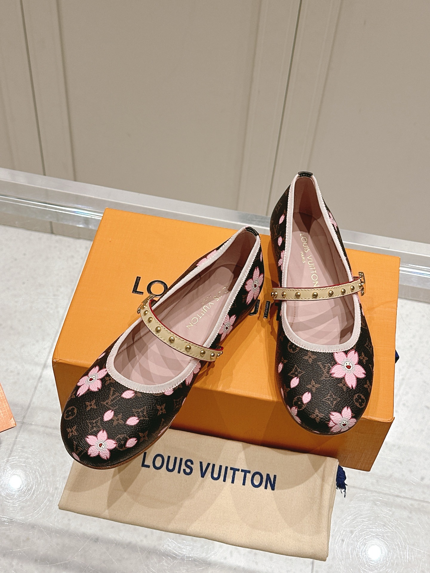 루이비통 신상 무*카미 타카시 콜라보 메리제인 플랫