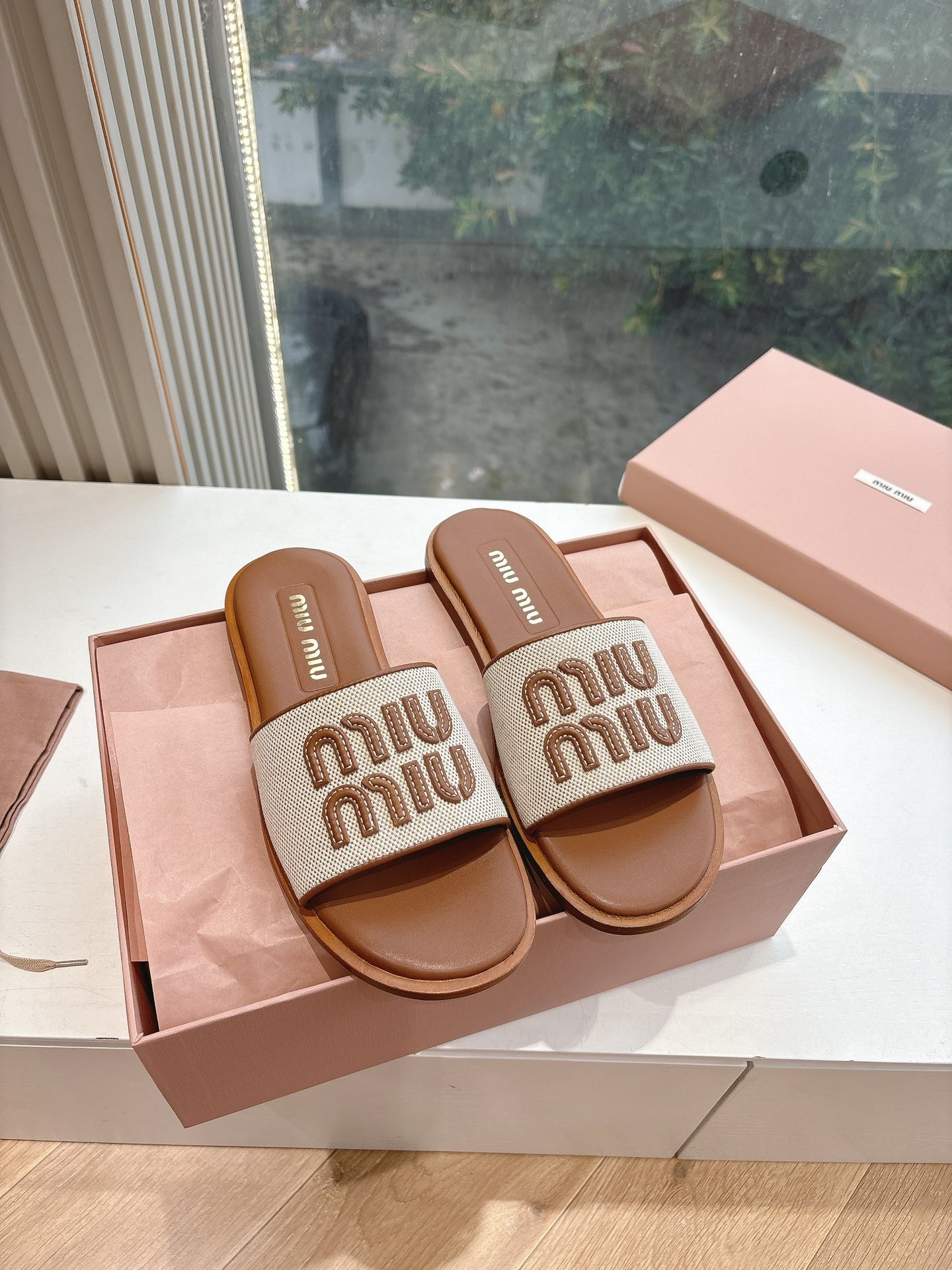 미우미우 2025 플랫 짜임 레터링 슬리퍼