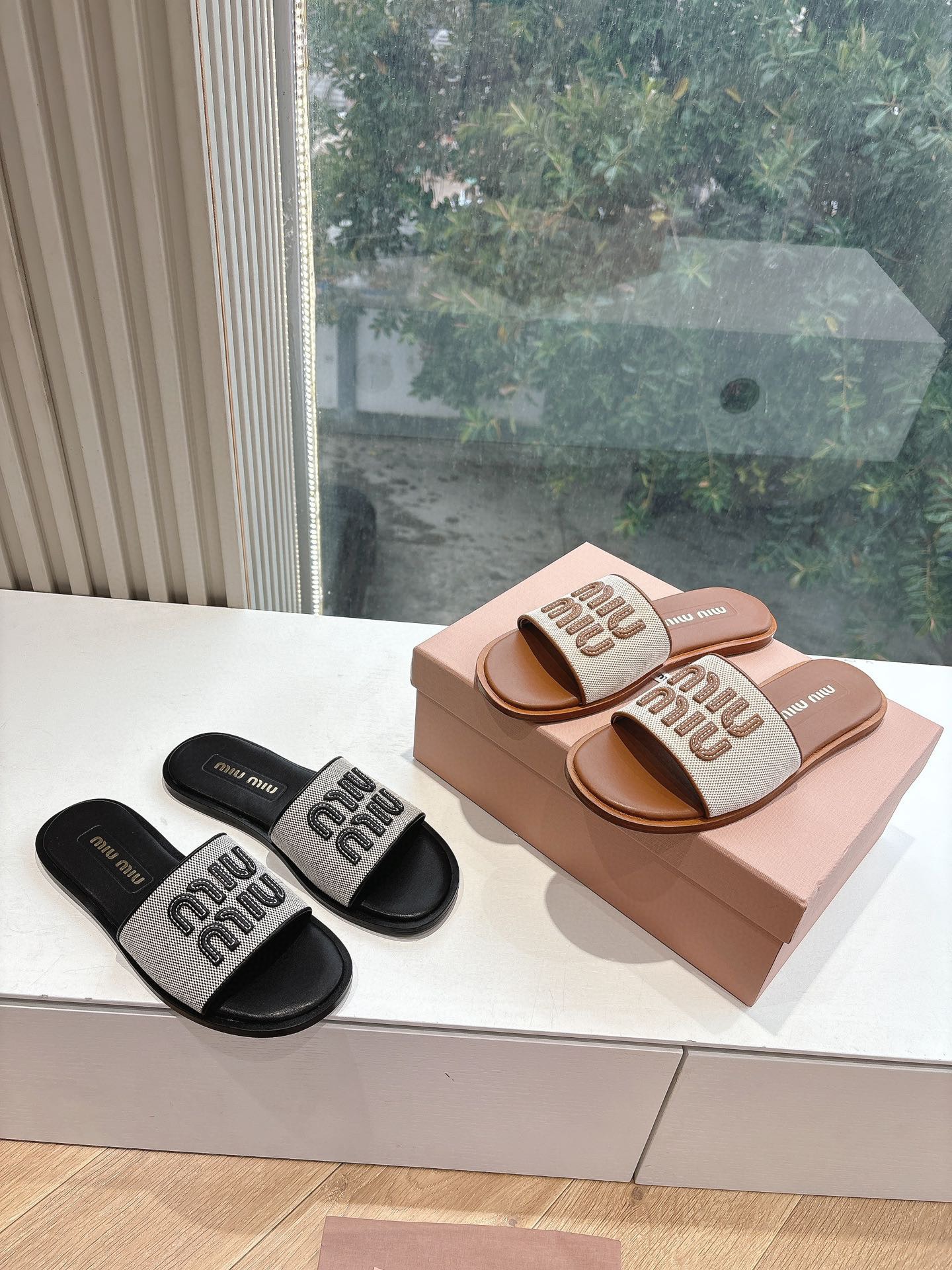 미우미우 2025 플랫 짜임 레터링 슬리퍼