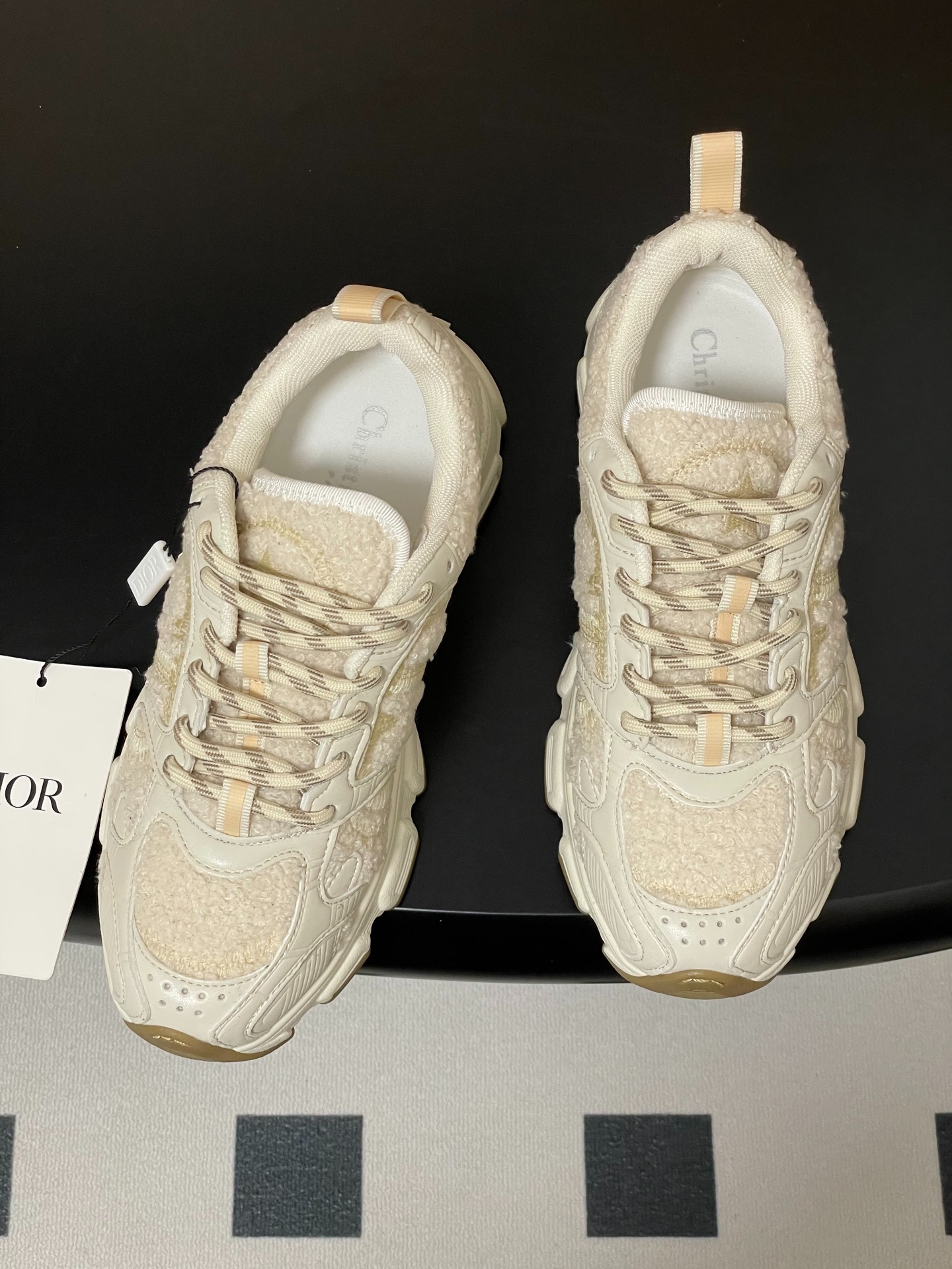 디올 25 레터링 스트랩 통굽 런닝화