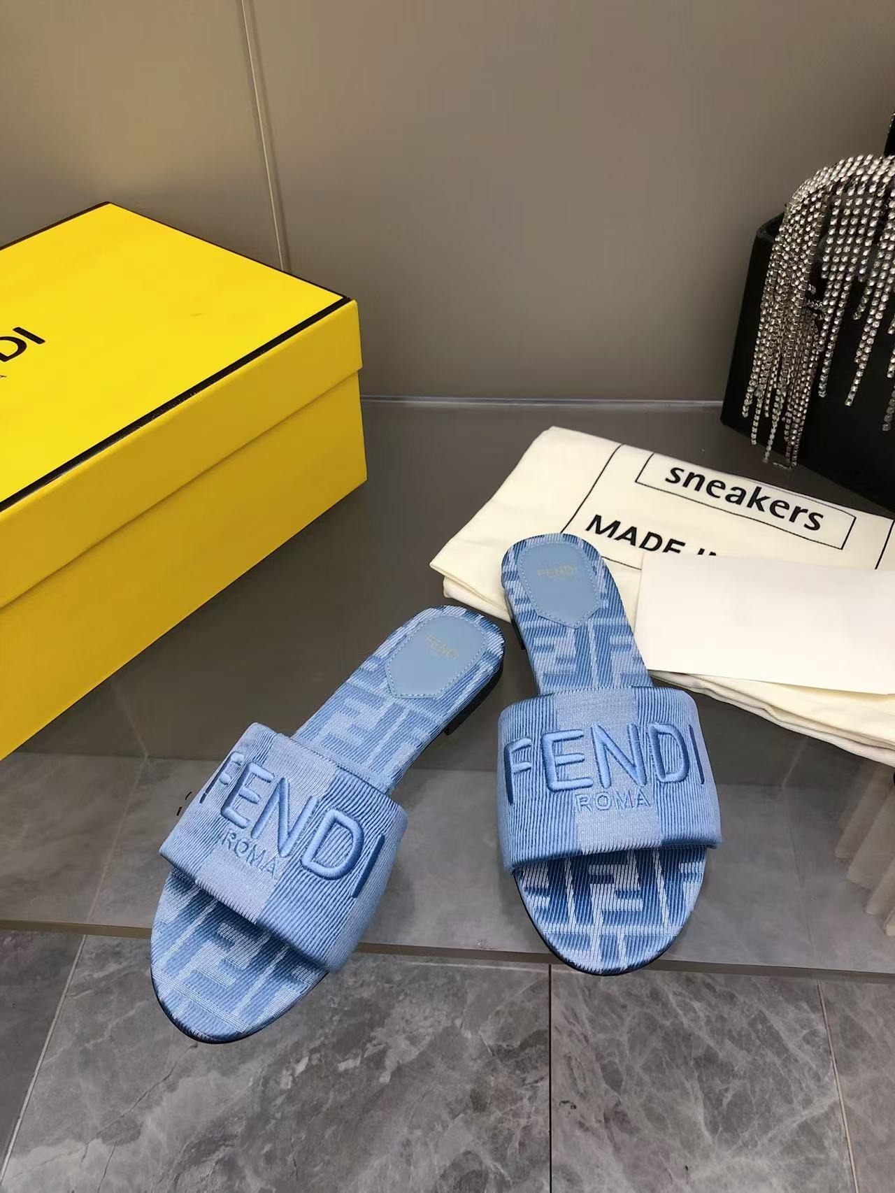 펜디 25 봄여름 신상 자수 슬리퍼