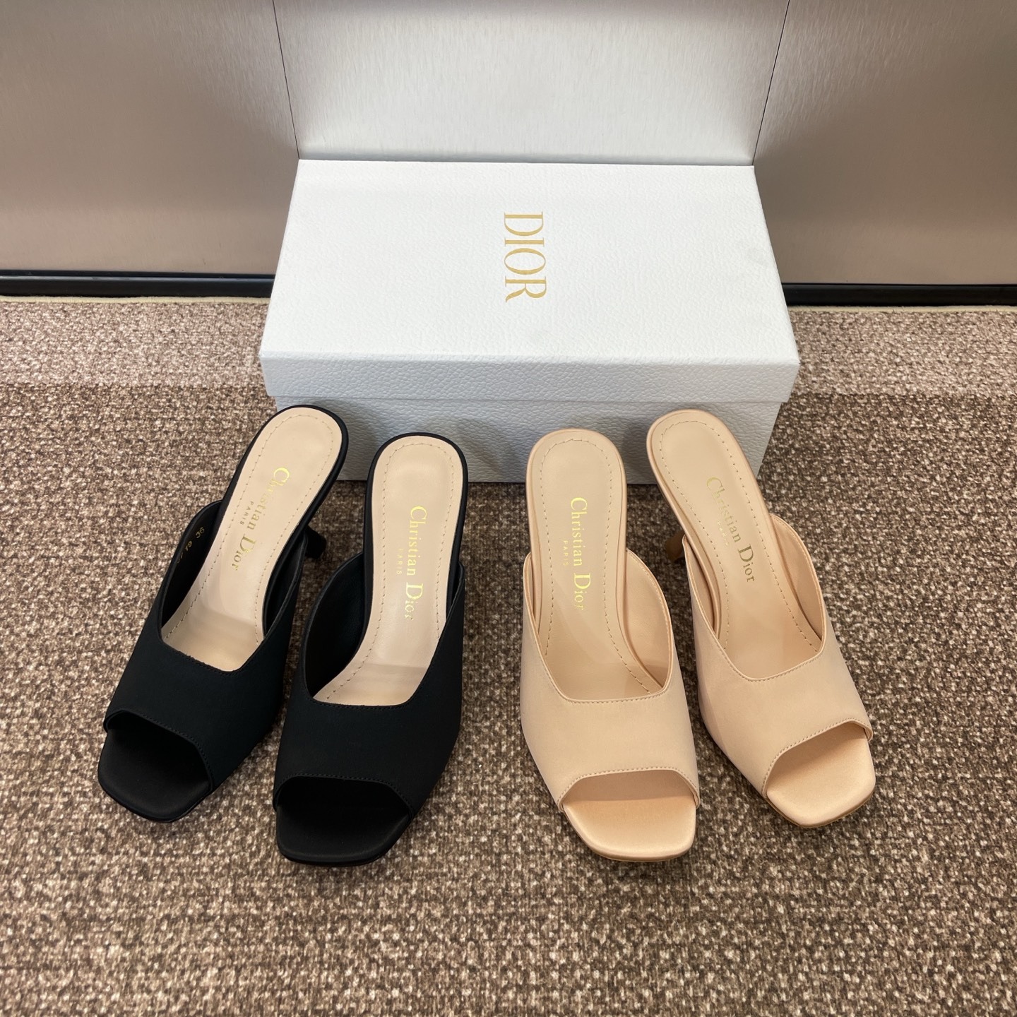 디올 25 봄여름 컬렉션 뉴 트리발레스 오픈토 슈즈