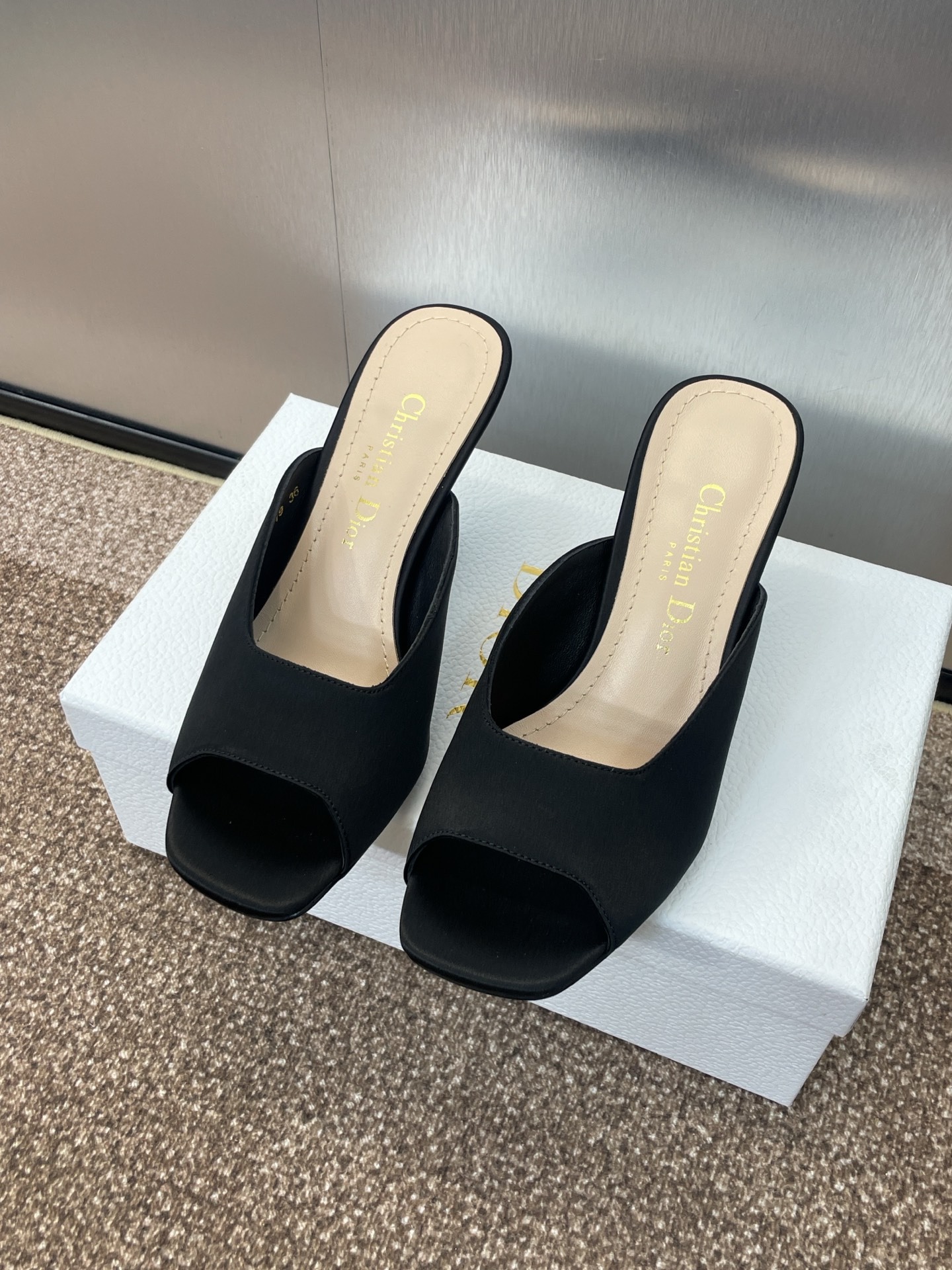 디올 25 봄여름 컬렉션 뉴 트리발레스 오픈토 슈즈