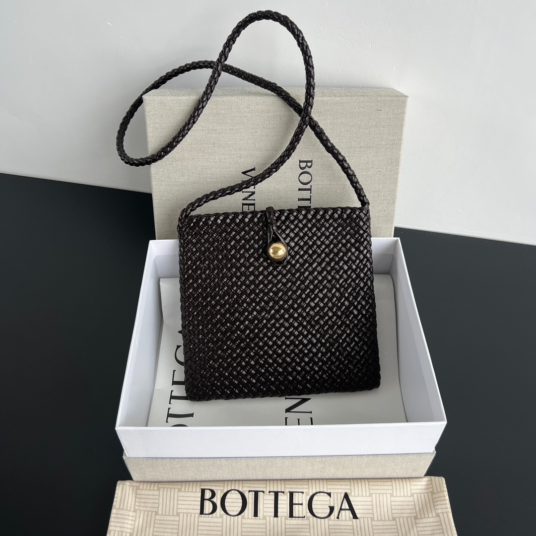 보*가 베네타 신상 토스카 크러치 미니백