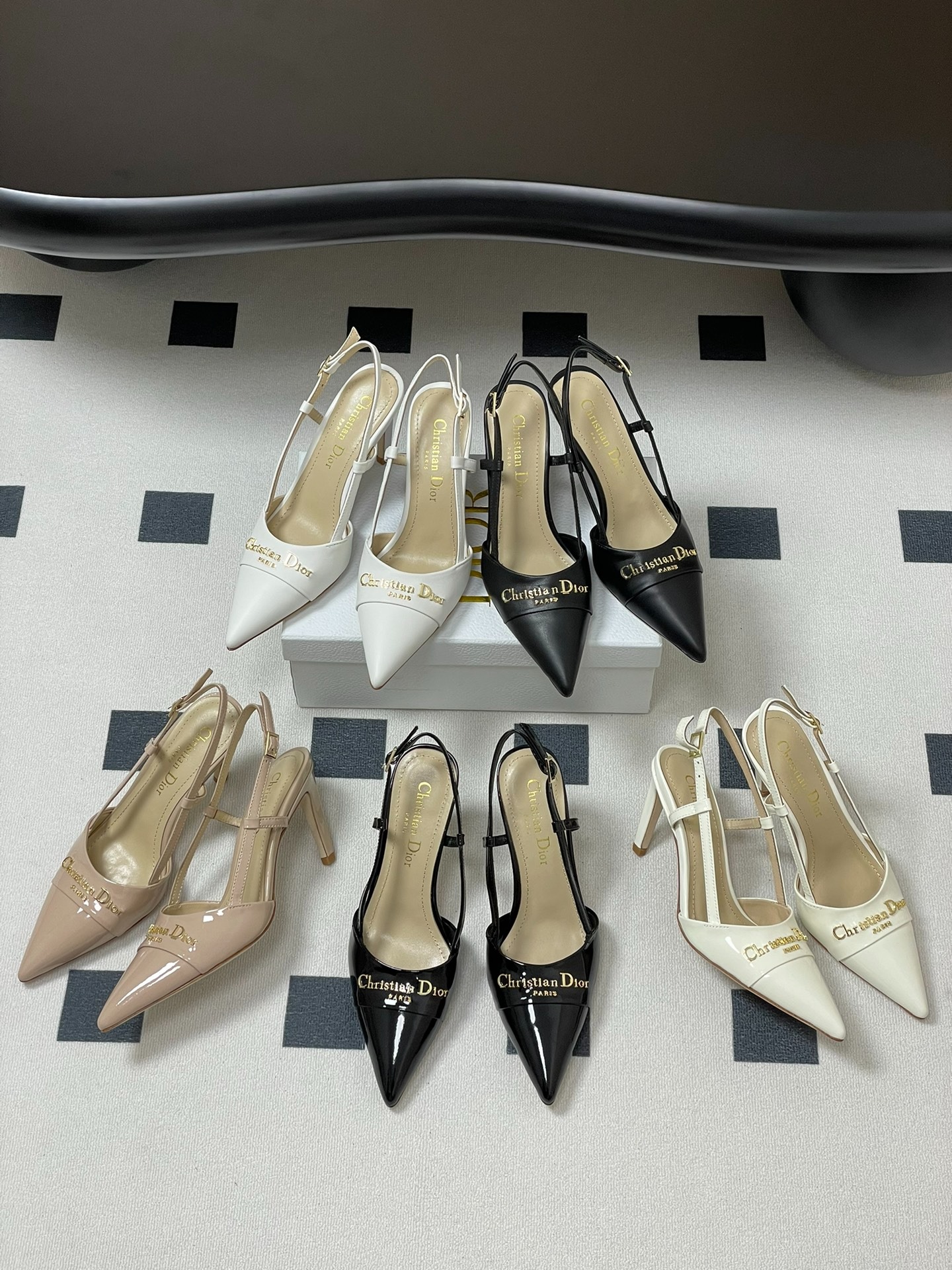 디올 골드 레터링 스틸레토 펌프스 힐