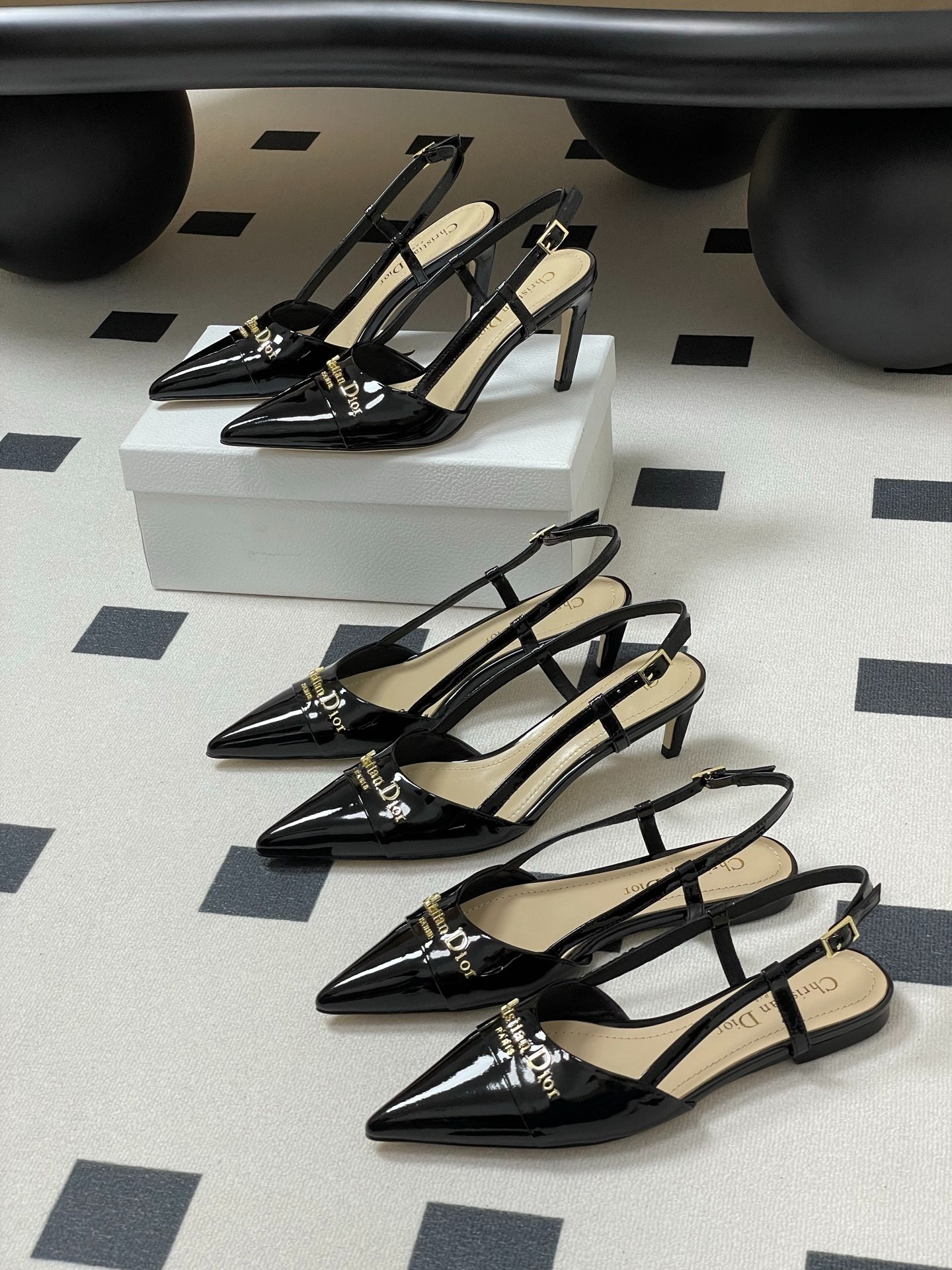 디올 골드 레터링 스틸레토 펌프스 힐