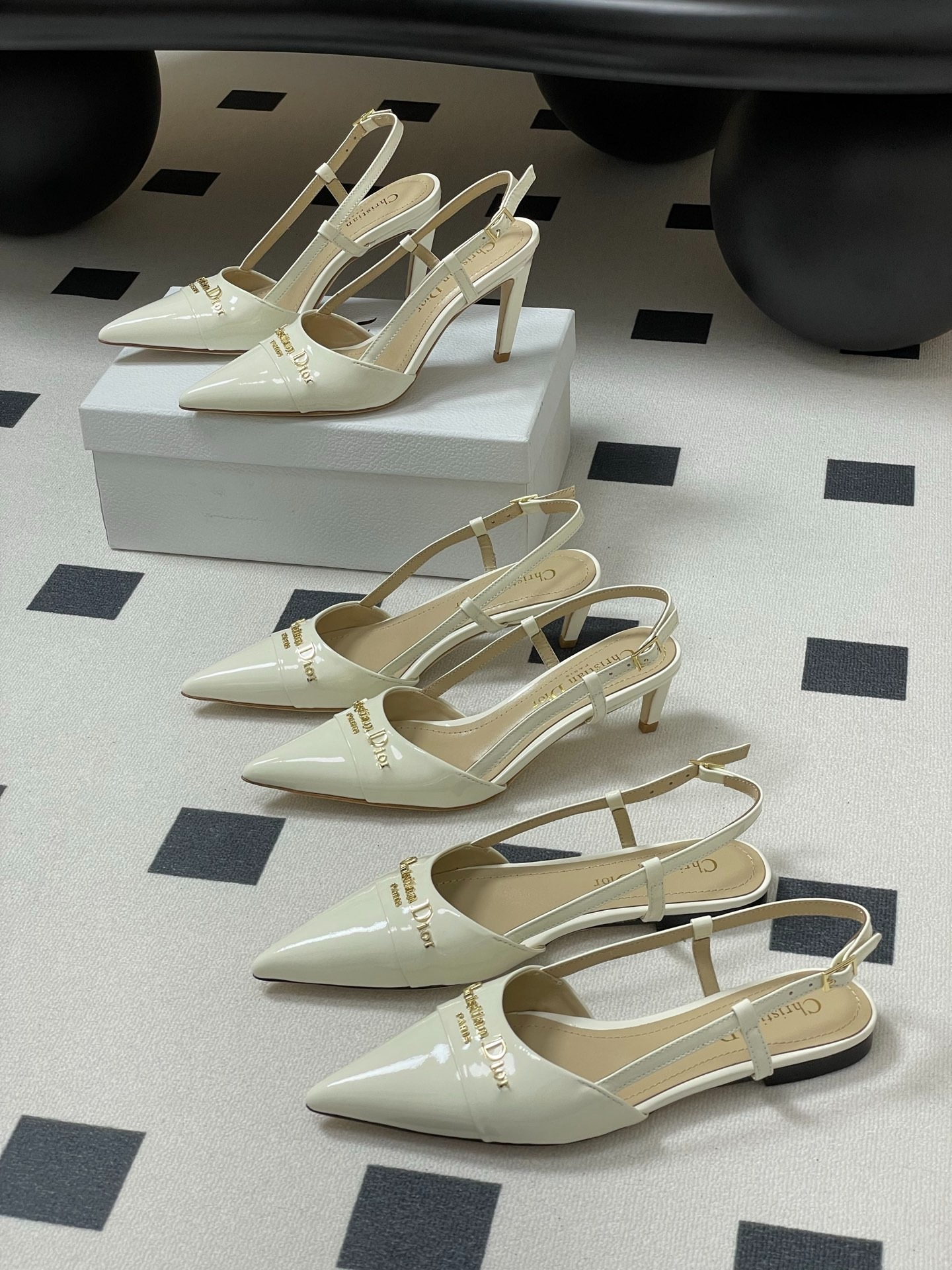 디올 골드 레터링 스틸레토 펌프스 힐