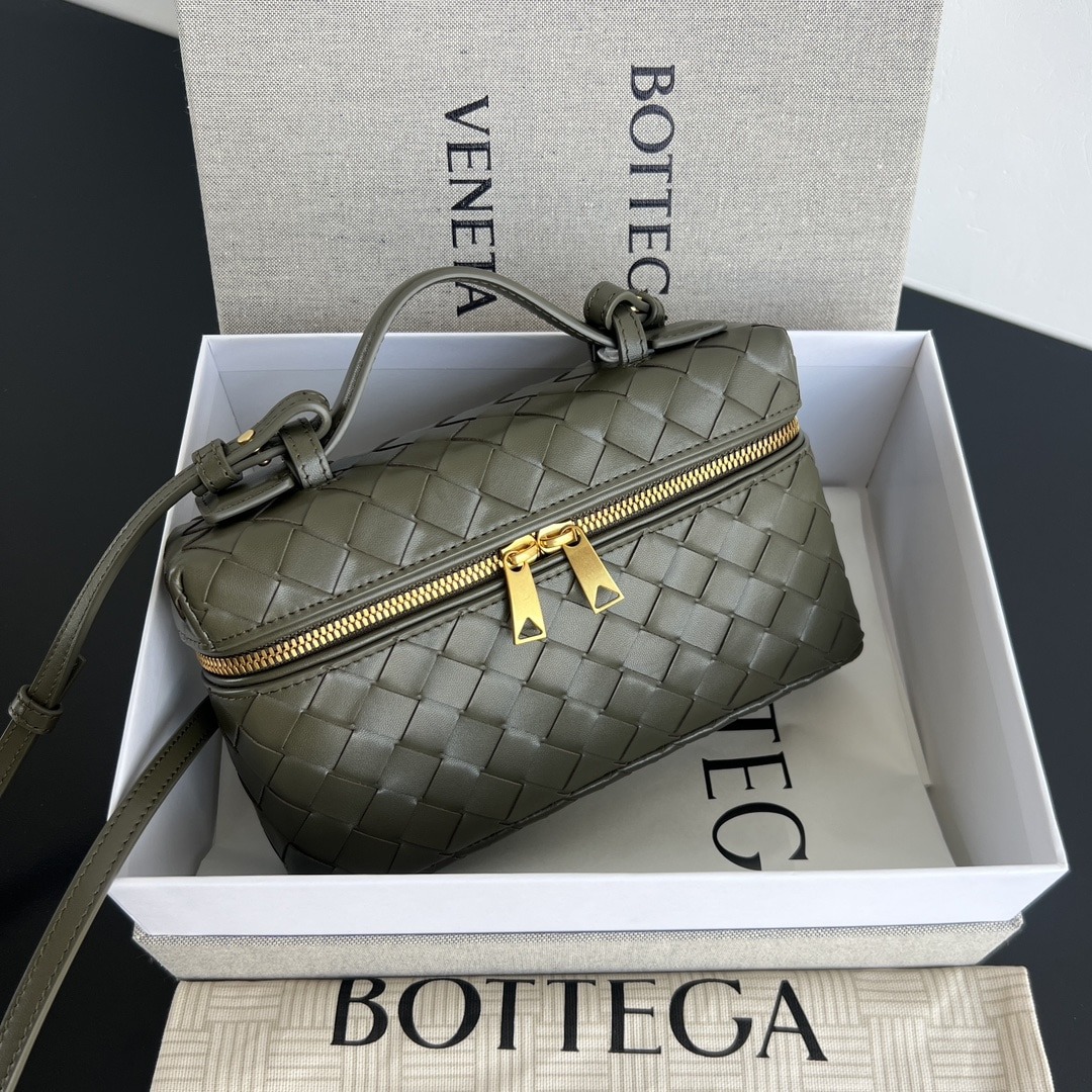 보테가베네타 신상 Vanity Case 끈 파우치