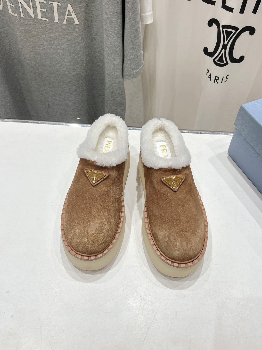 프라다 25ss 신상 털 통굽 세미 슬리퍼