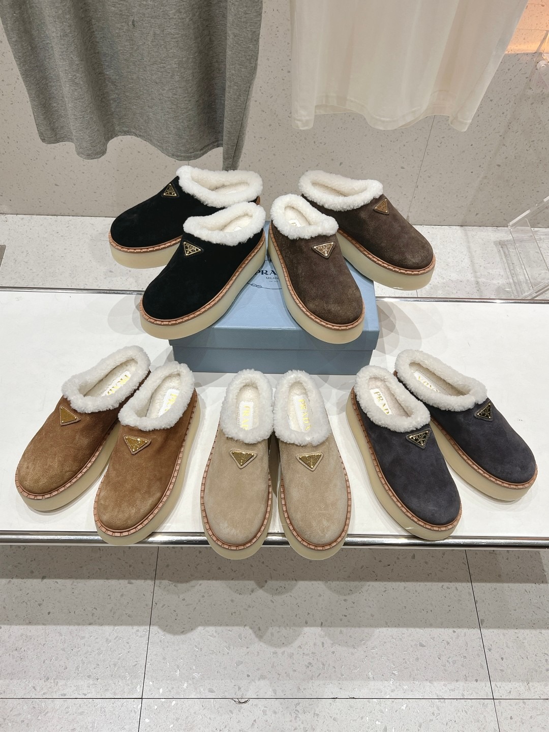 프라다 25ss 신상 털 통굽 세미 슬리퍼
