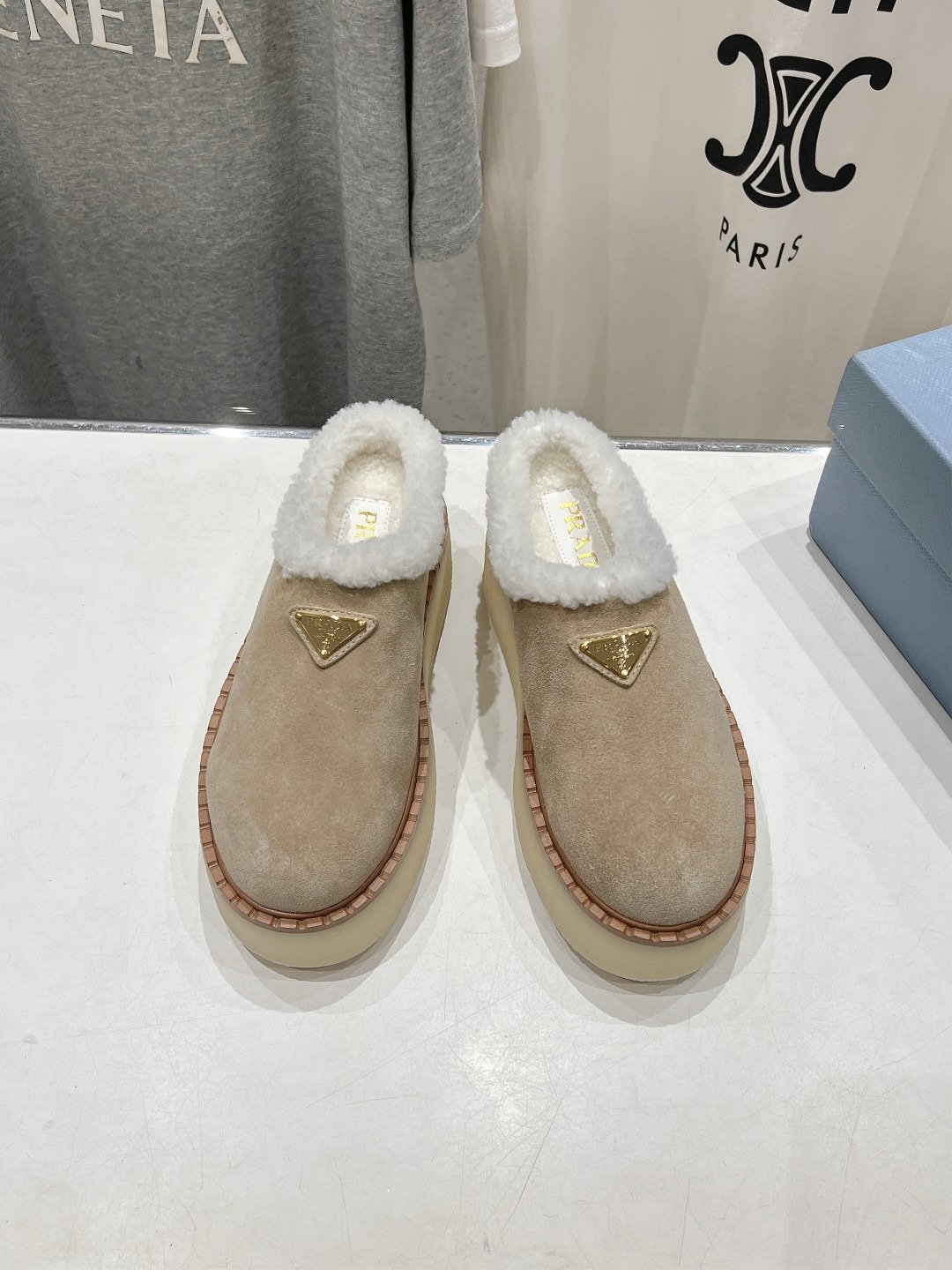 프라다 25ss 신상 털 통굽 세미 슬리퍼