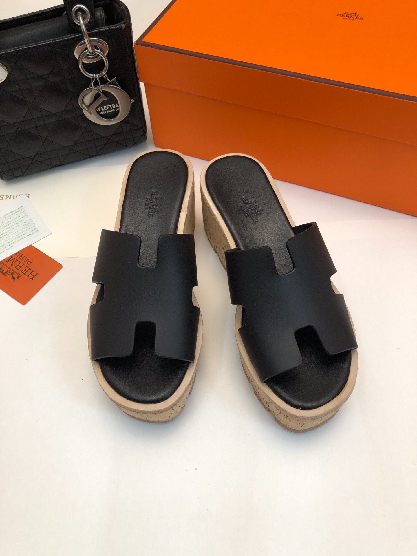 에르메스 봄여름 뉴컬러 클래식 H라인 슬리퍼