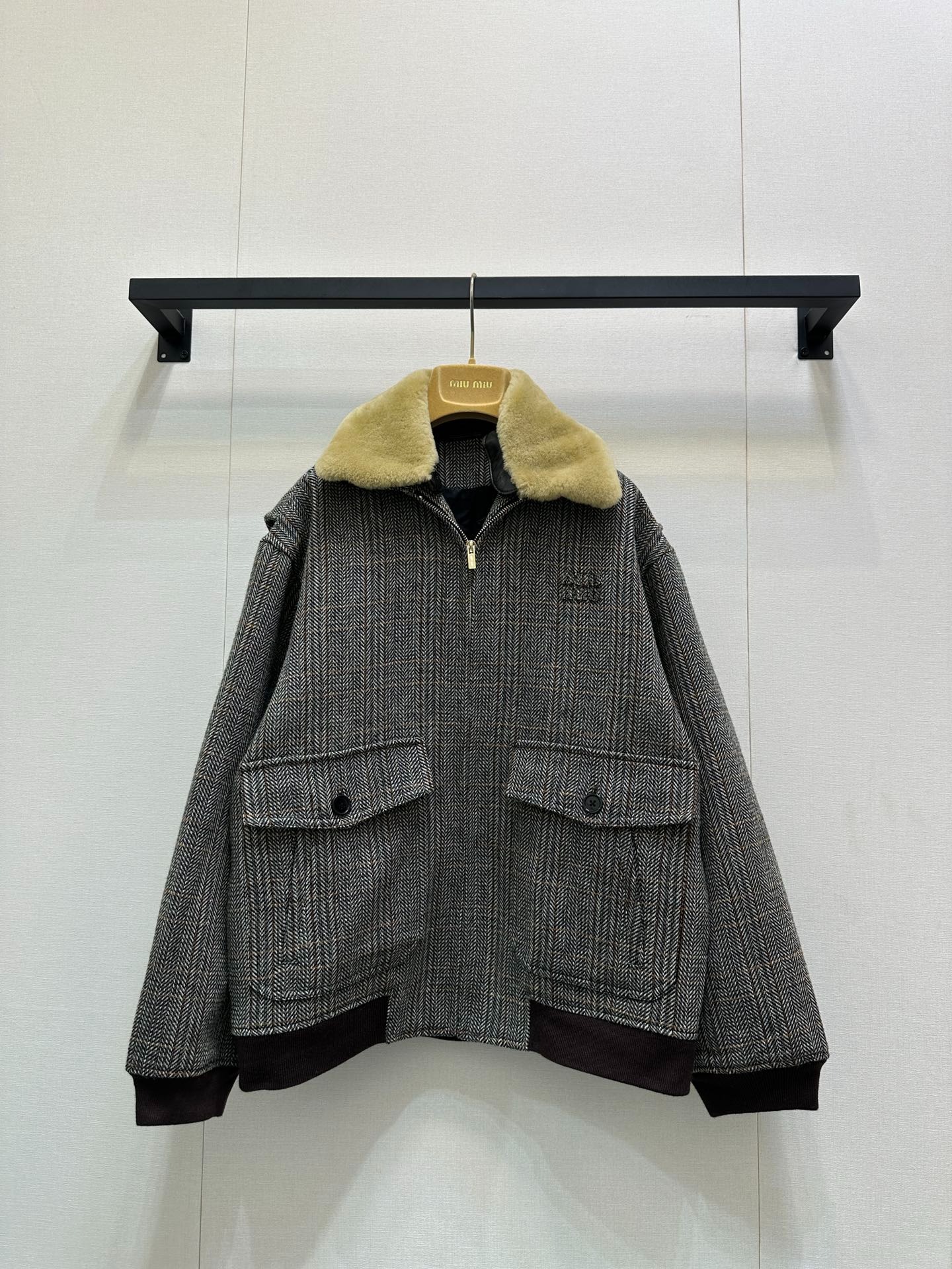 미우미우 25Fw 신상 양털 헤링본 자켓