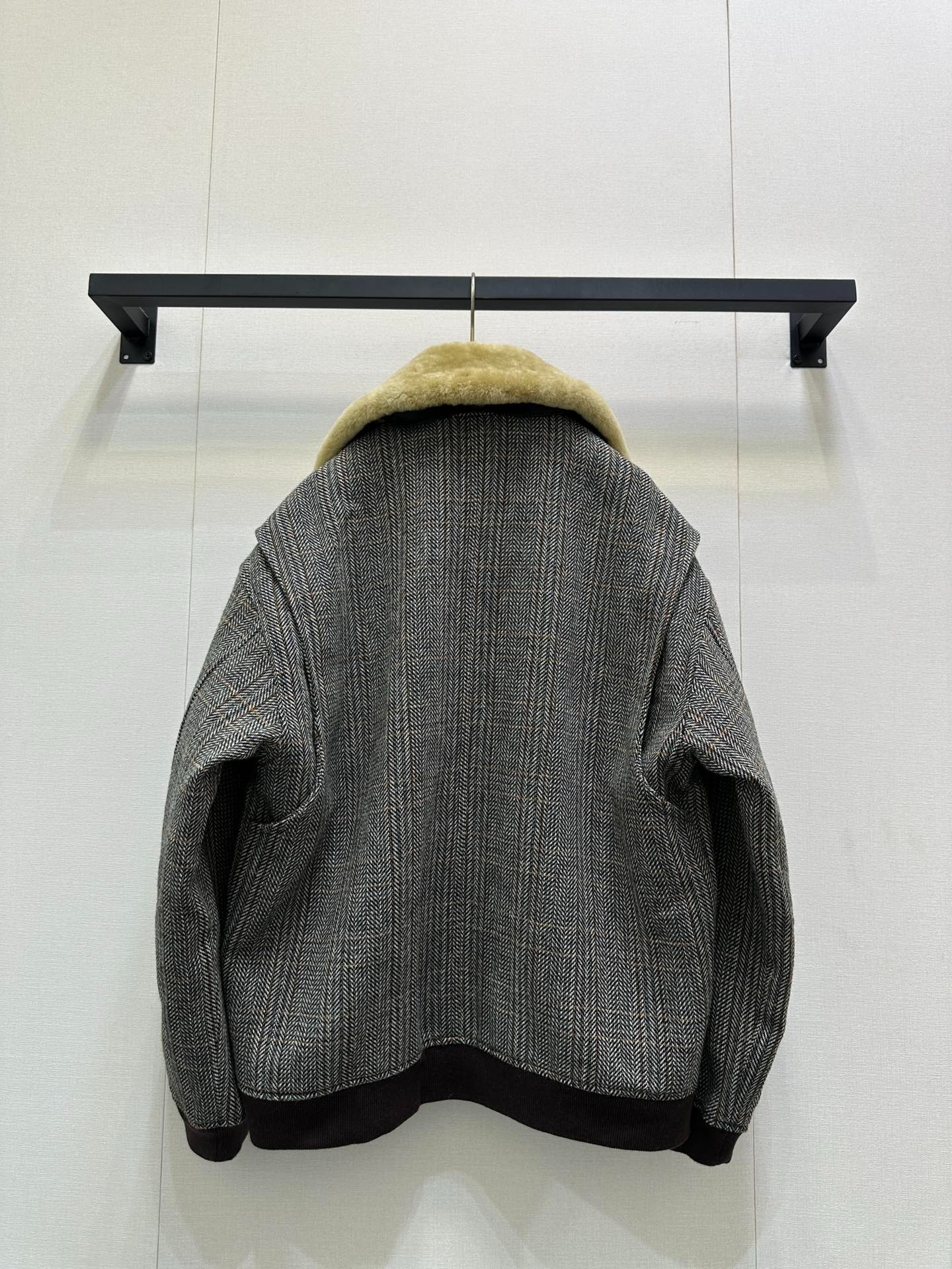 미우미우 25Fw 신상 양털 헤링본 자켓