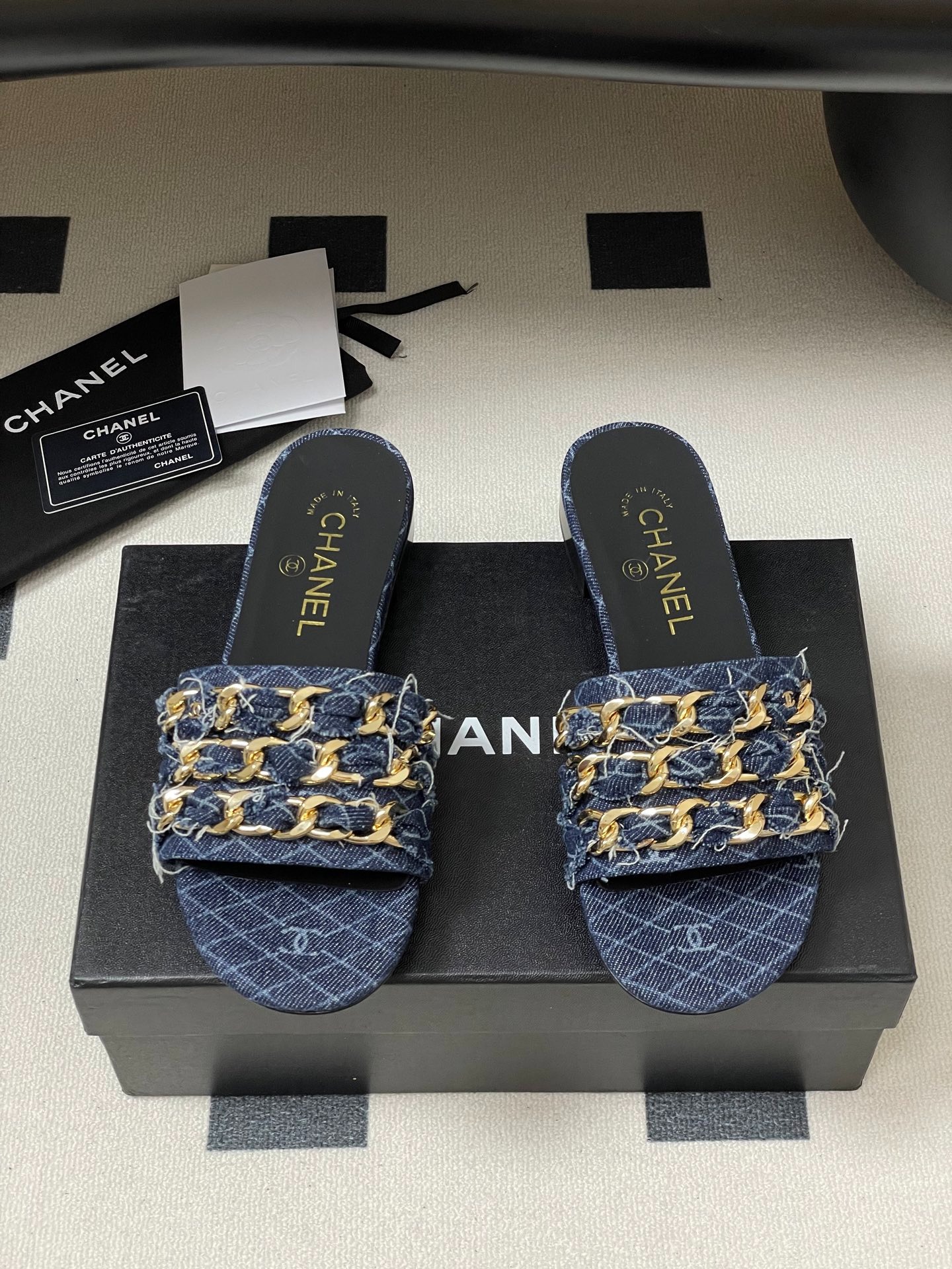 샤넬 25B 빅 체인 플랫 스틸레토 슬리퍼