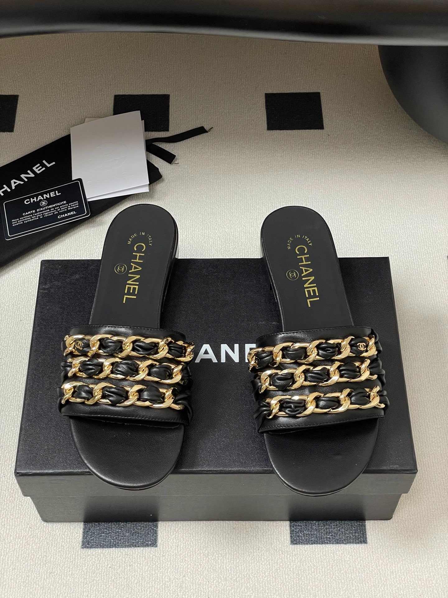 샤넬 25B 빅 체인 플랫 스틸레토 슬리퍼