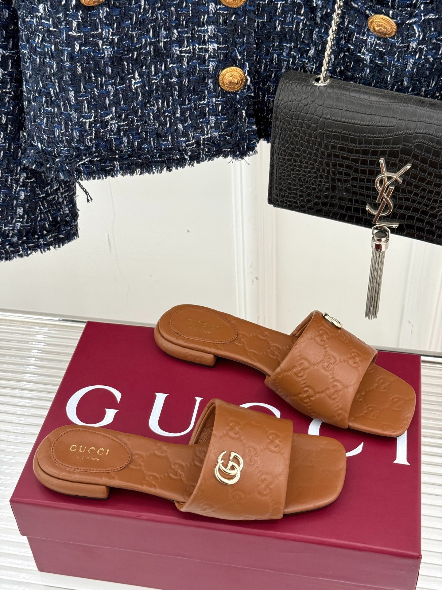 구찌 클래식 엠보 플랫 샌들