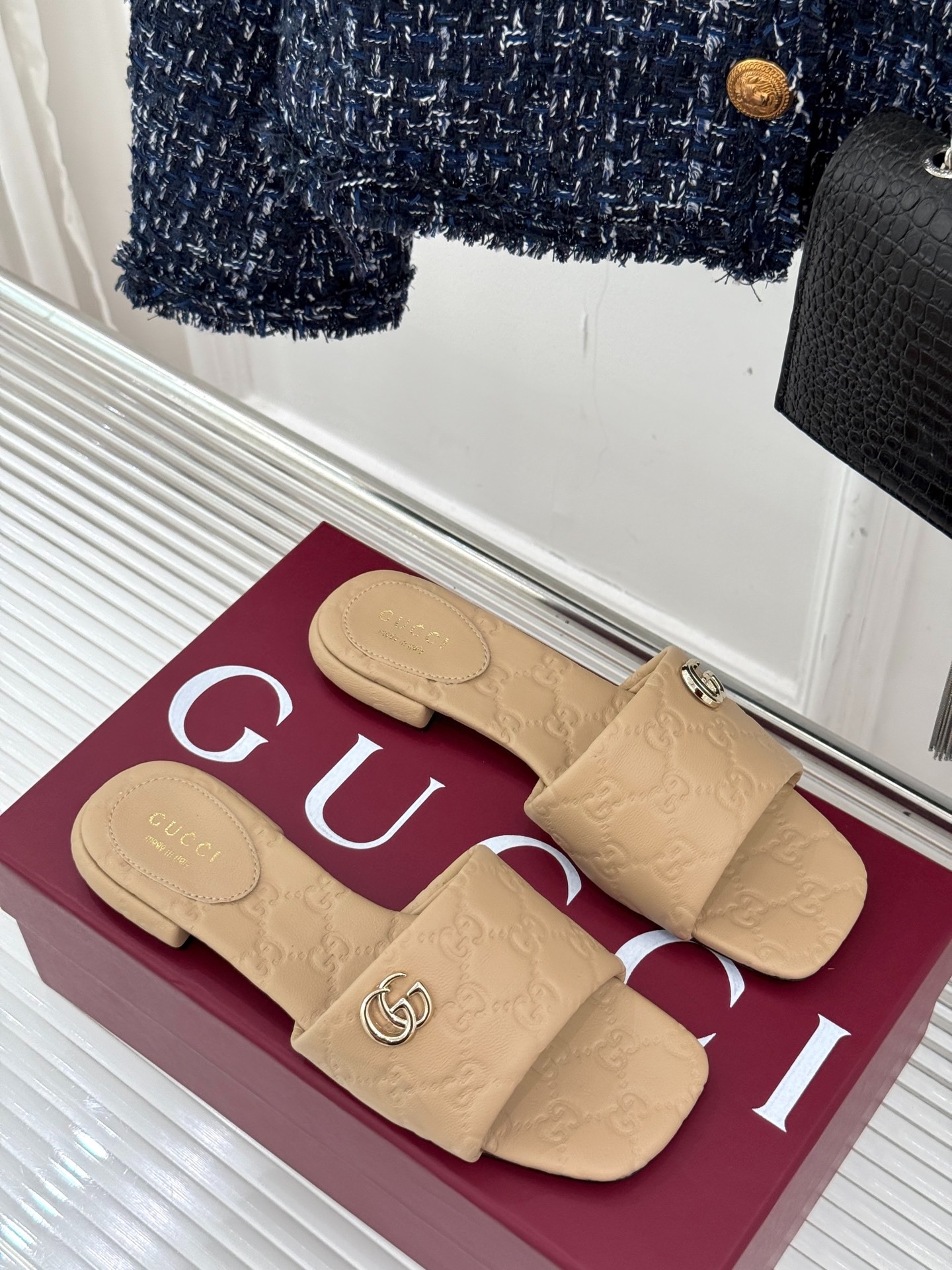 구찌 클래식 엠보 플랫 샌들