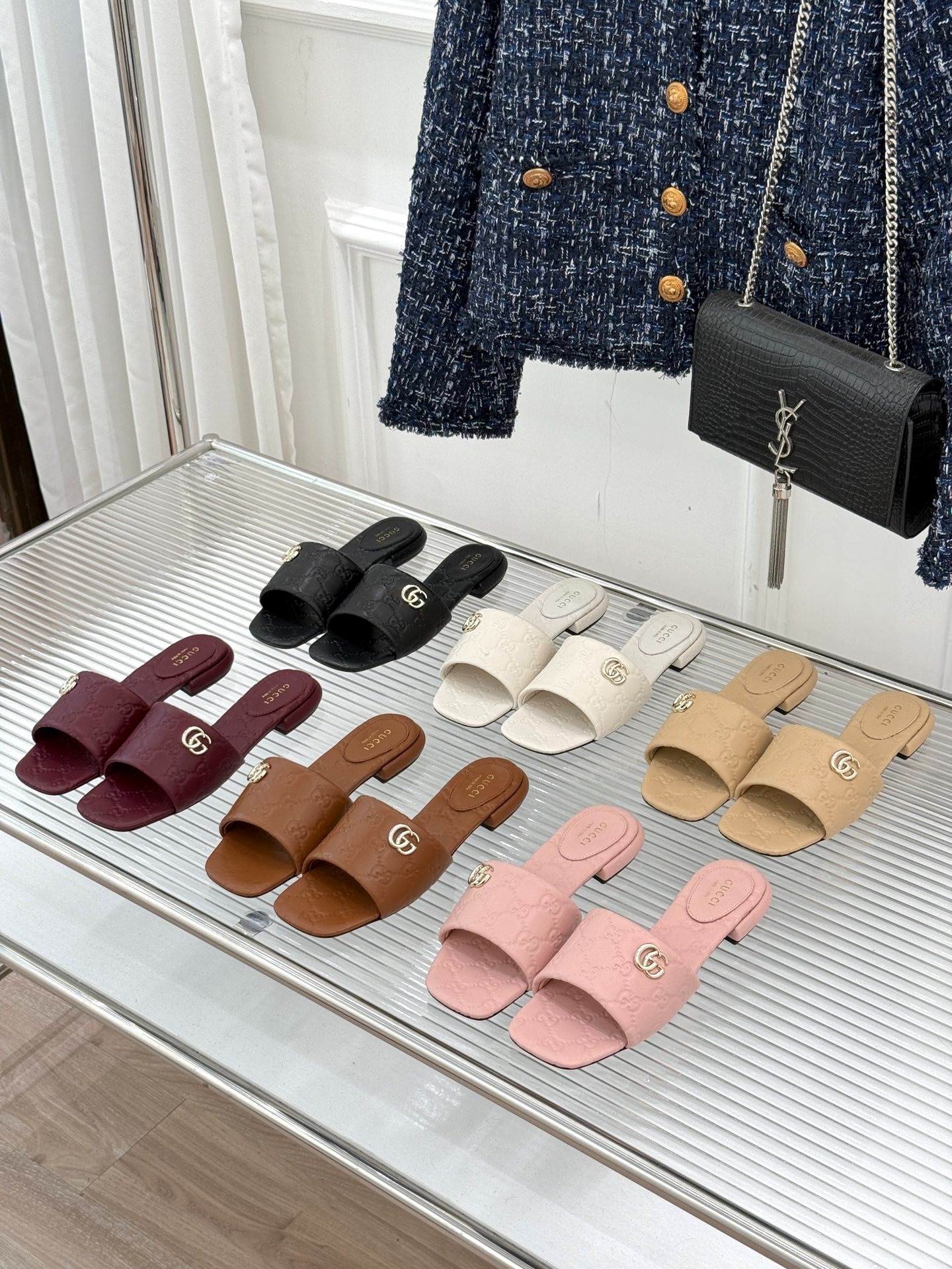 구찌 클래식 엠보 플랫 샌들